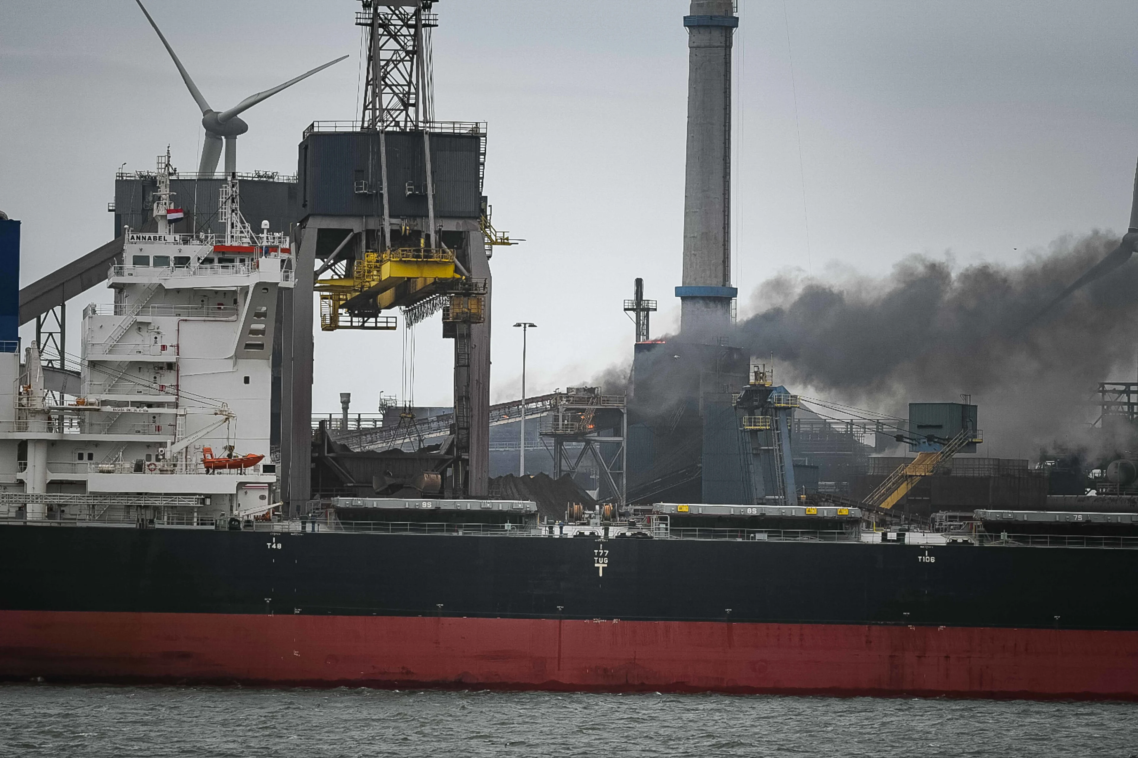 Flinke brand op terrein Tata Steel in Velsen-Noord, brandweer waarschuwt voor zwarte rook