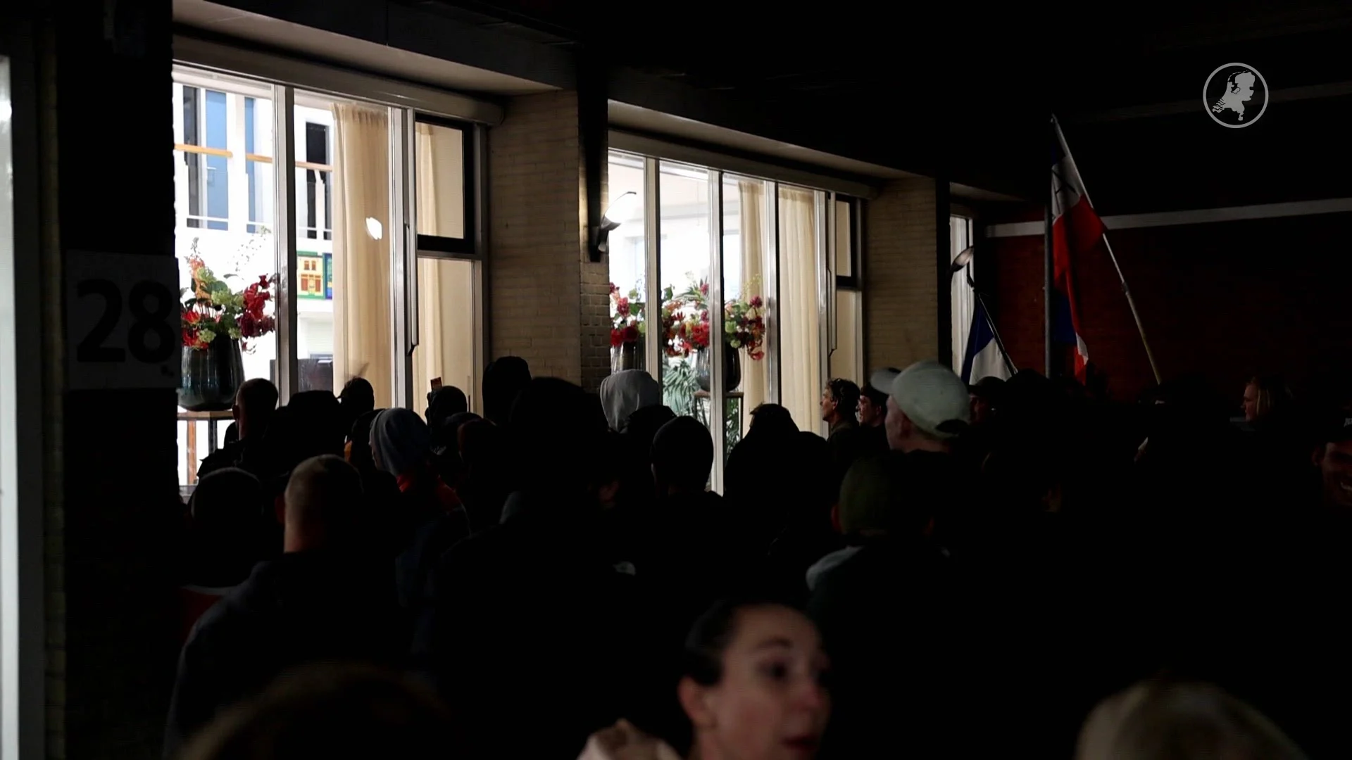 Raam gemeentehuis Uitgeest vernield door vuurwerk bij azc-protest