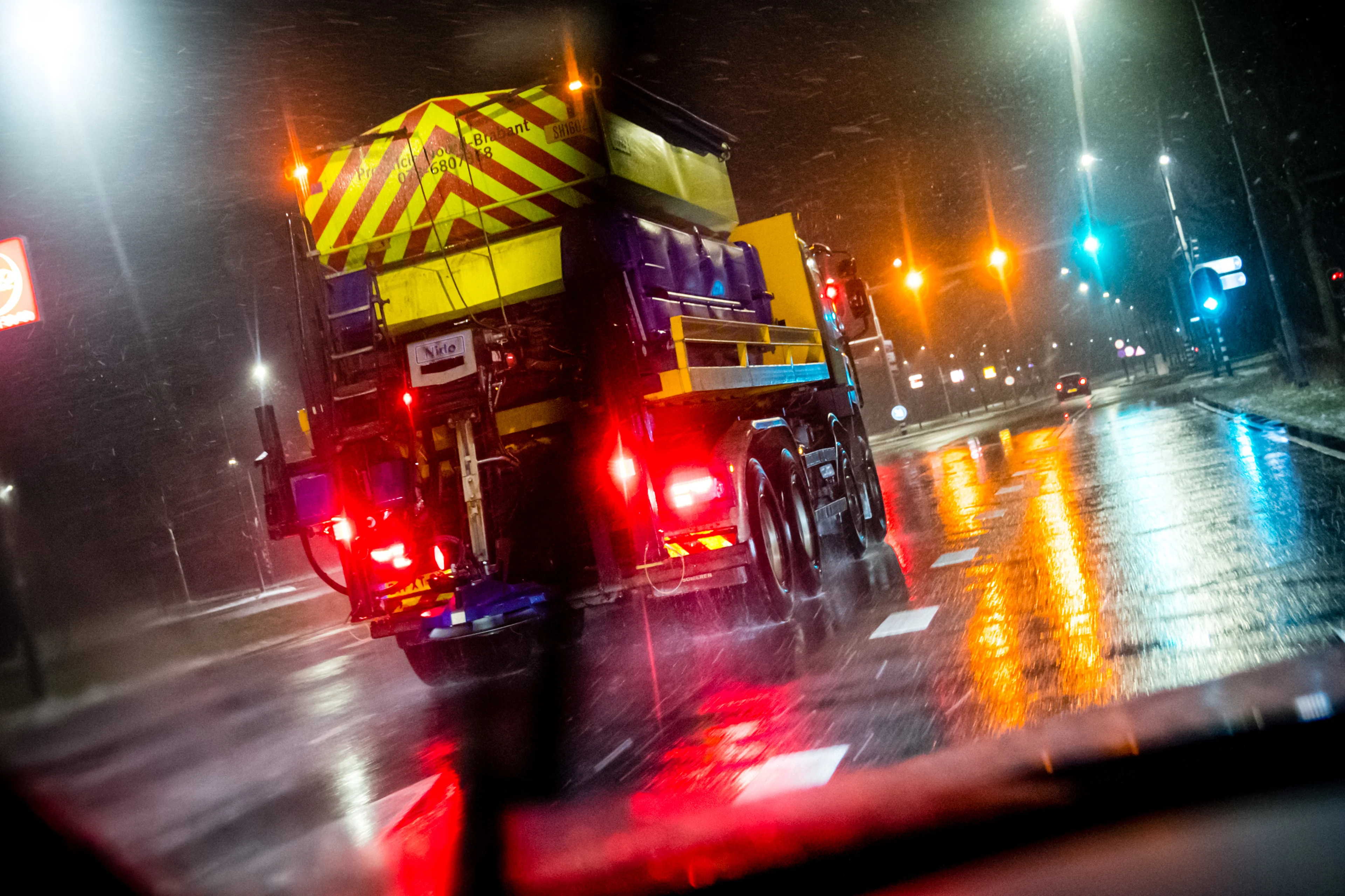 Gladheid op de weg door sneeuw en hagel: code geel