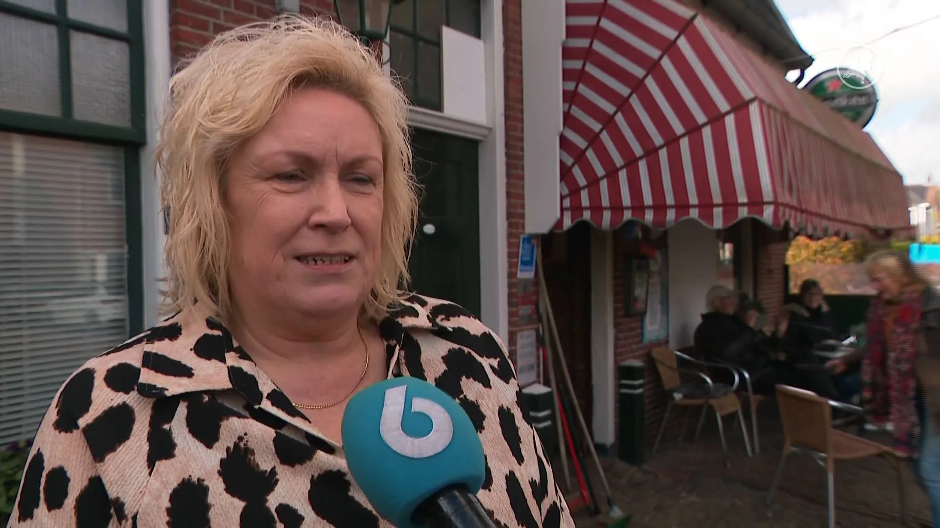 Vernielingen bij Heracles-café in Nijverdal, hooligans steken vuurwerk af