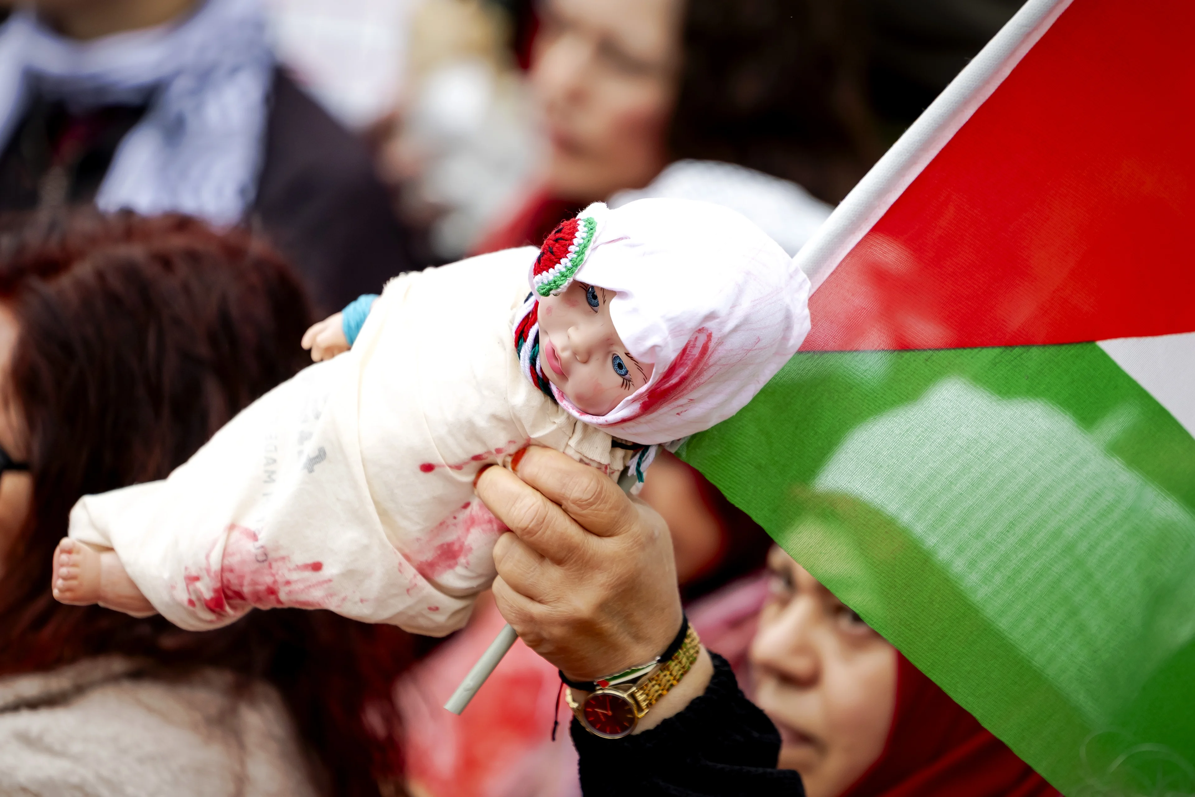 Politie doet 3de aanhouding voor bekladding rond Rode Lijn-protest Amsterdam