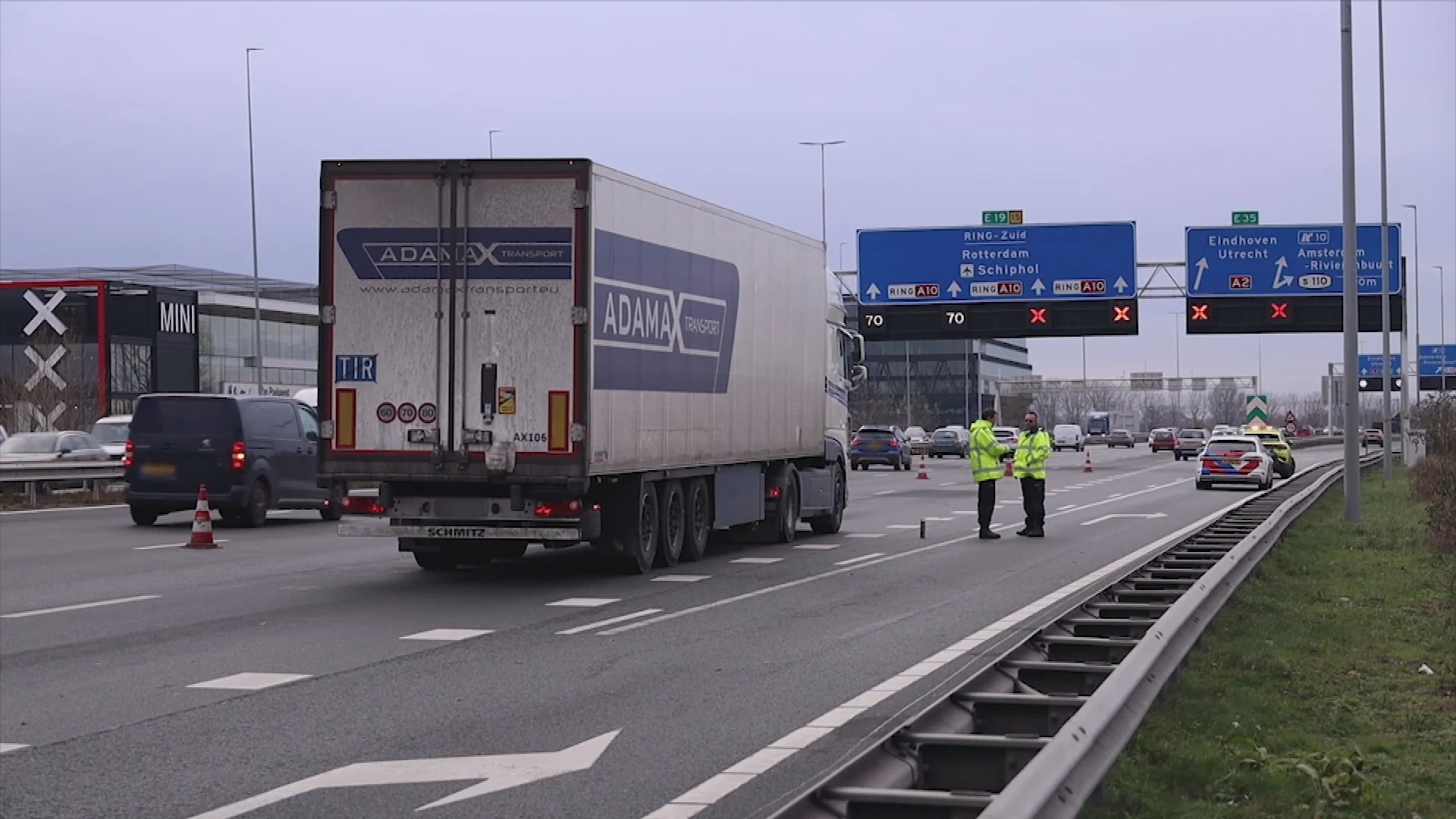 Bijrijder valt uit vrachtwagen op A10 en raakt levensbedreigend gewond