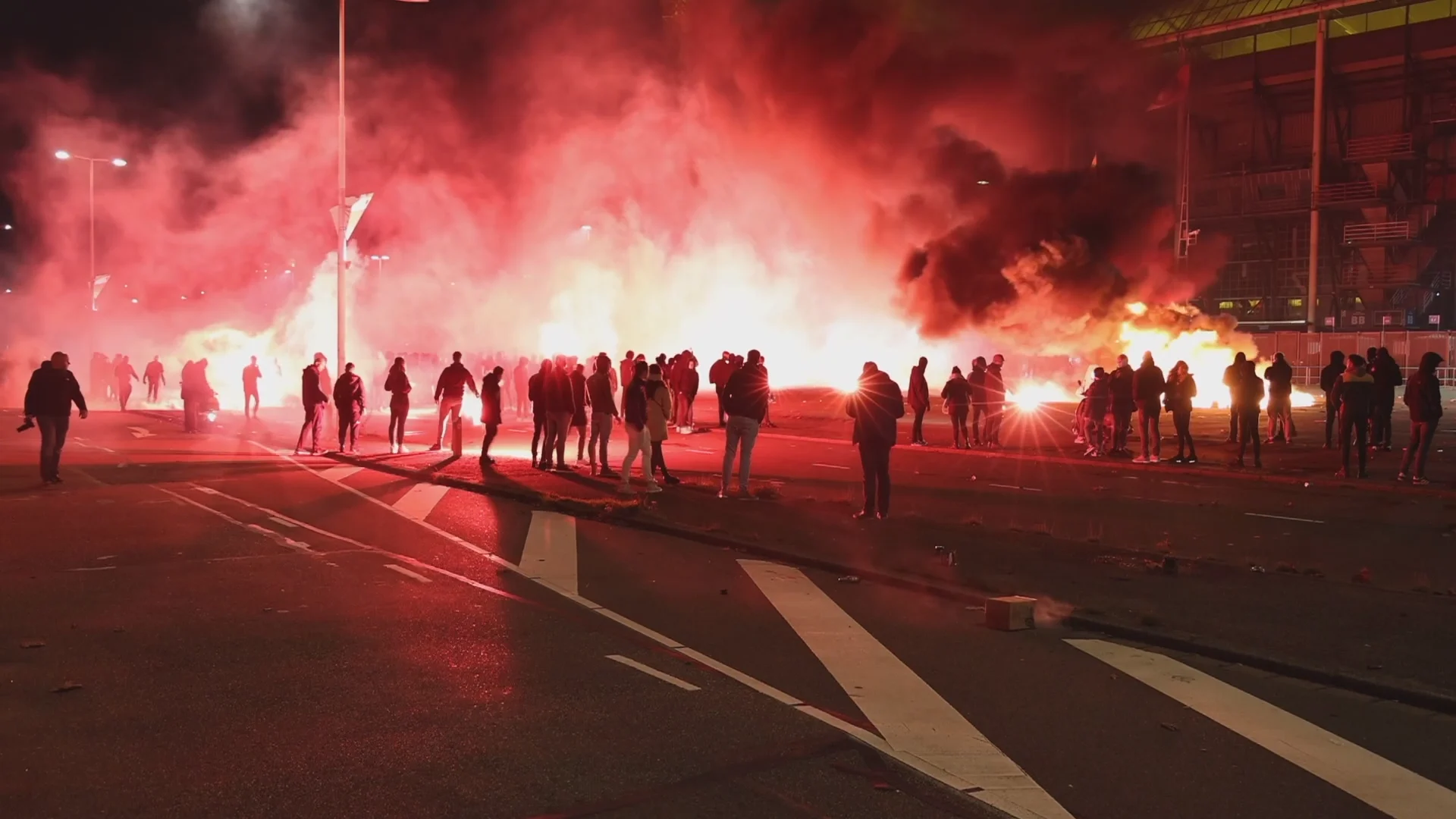 Honderden Feyenoord-supporters 'vieren' dat bouw nieuw stadion niet doorgaat