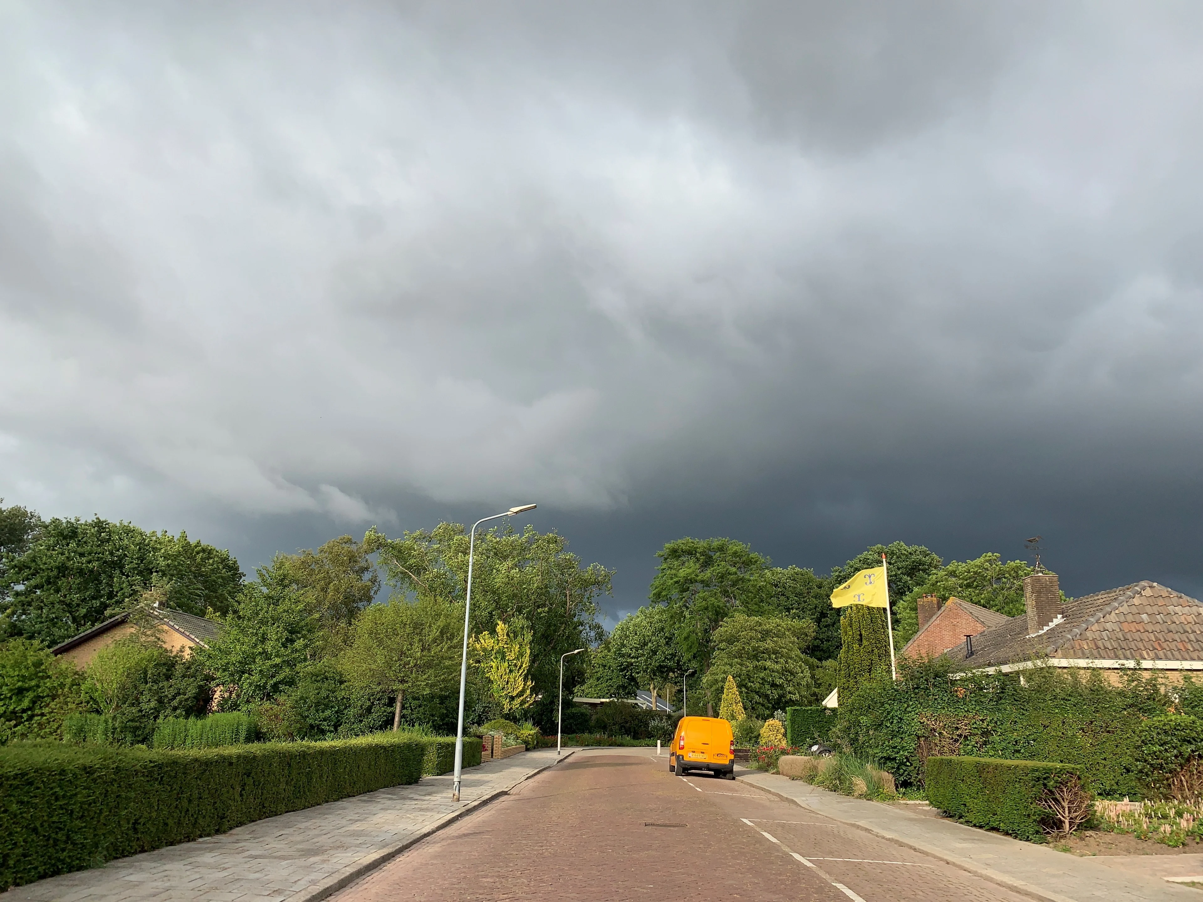 Eerste hittegolf voorbij: zomerdip met koel en wisselvallig weer op komst