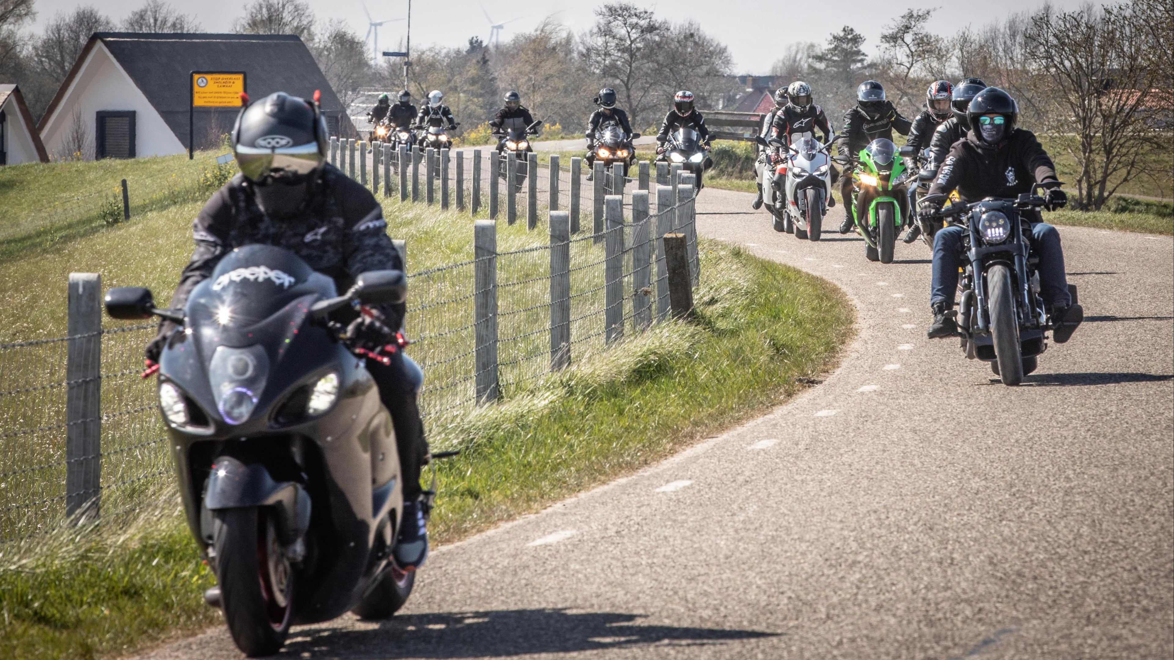 Motorrijders vandaag massaal op pad: dit betekenen hun gebaren