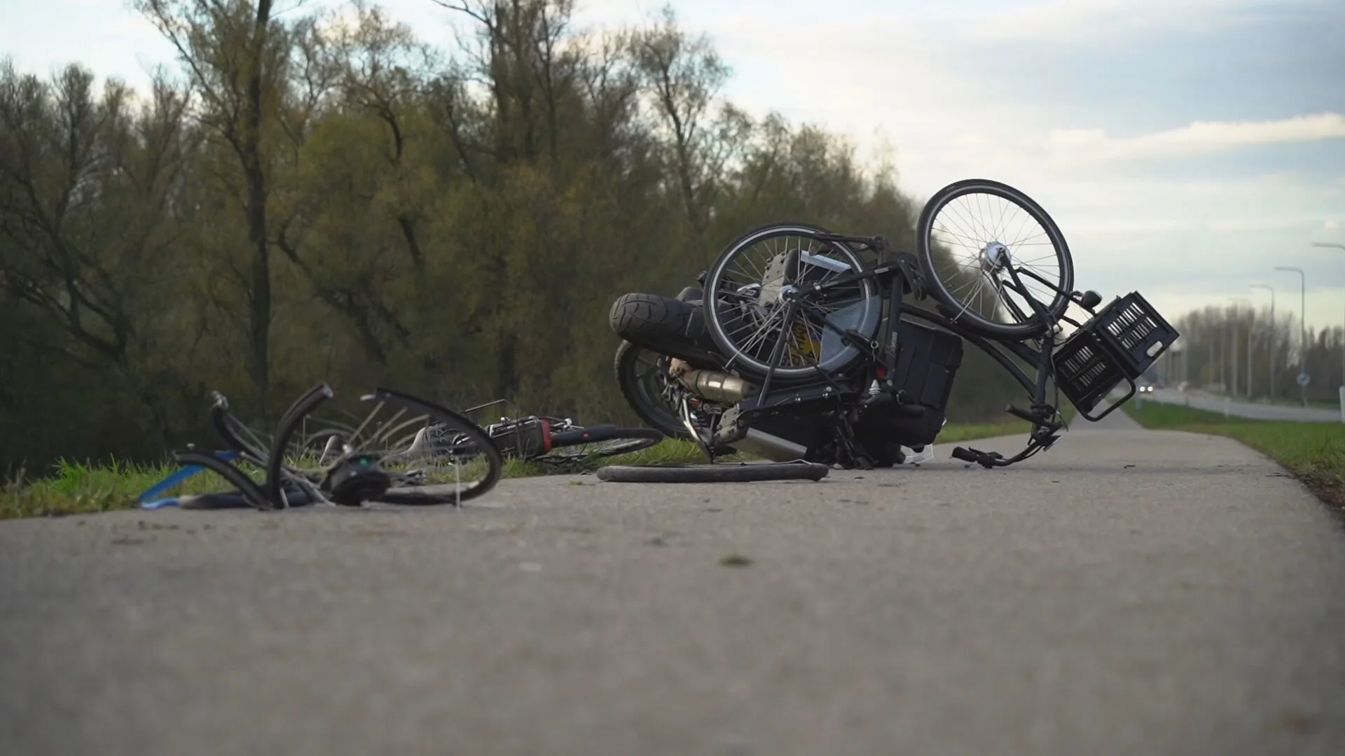 Motoragent botst op fietsende kinderen in Babberich