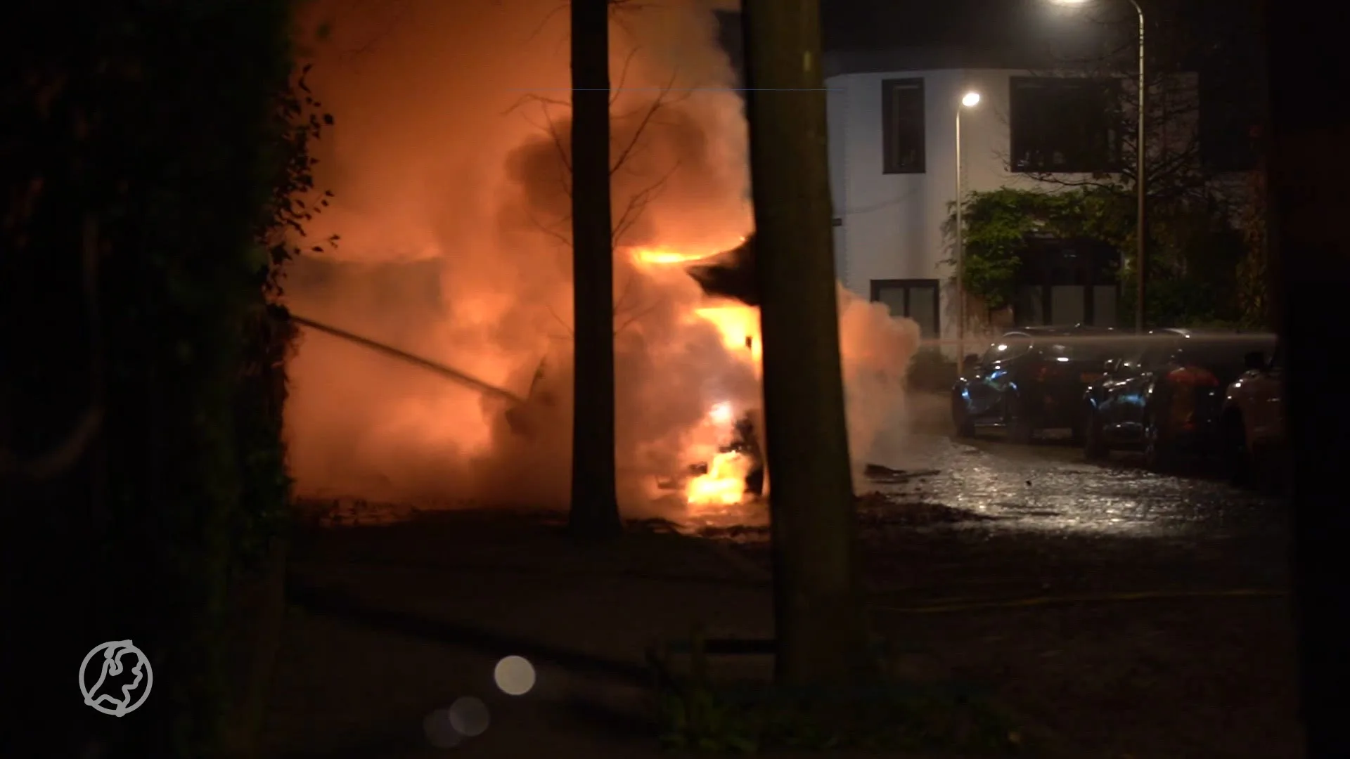 Camper volledig uitgebrand in Deventer, politie onderzoekt brandstichting