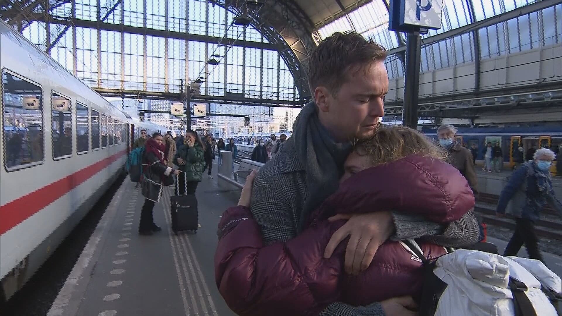 Emotioneel weerzien: Karolina sluit na lange zware reis haar Maarten in de armen