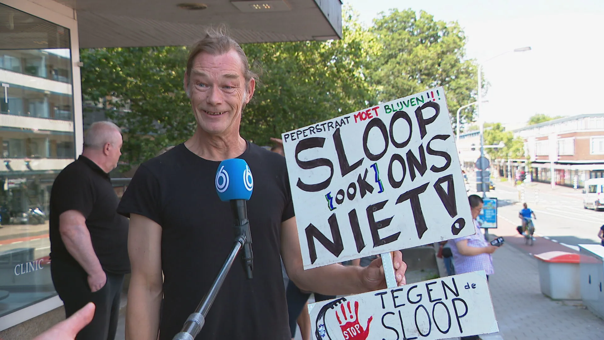 Bewoners Zaandam lopen protestmars tegen de sloop van hun woningen