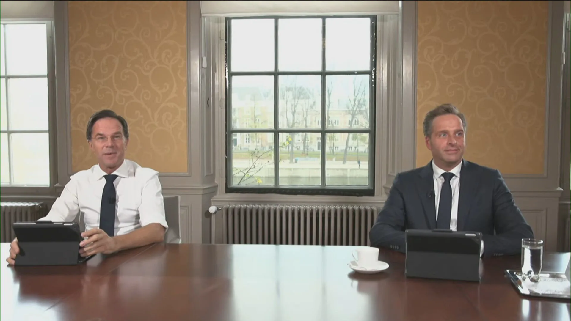 Rutte en De Jonge reageren tijdens 'online vragenuurtje' op kritiek coronabeleid en nieuw seizoen The Crown