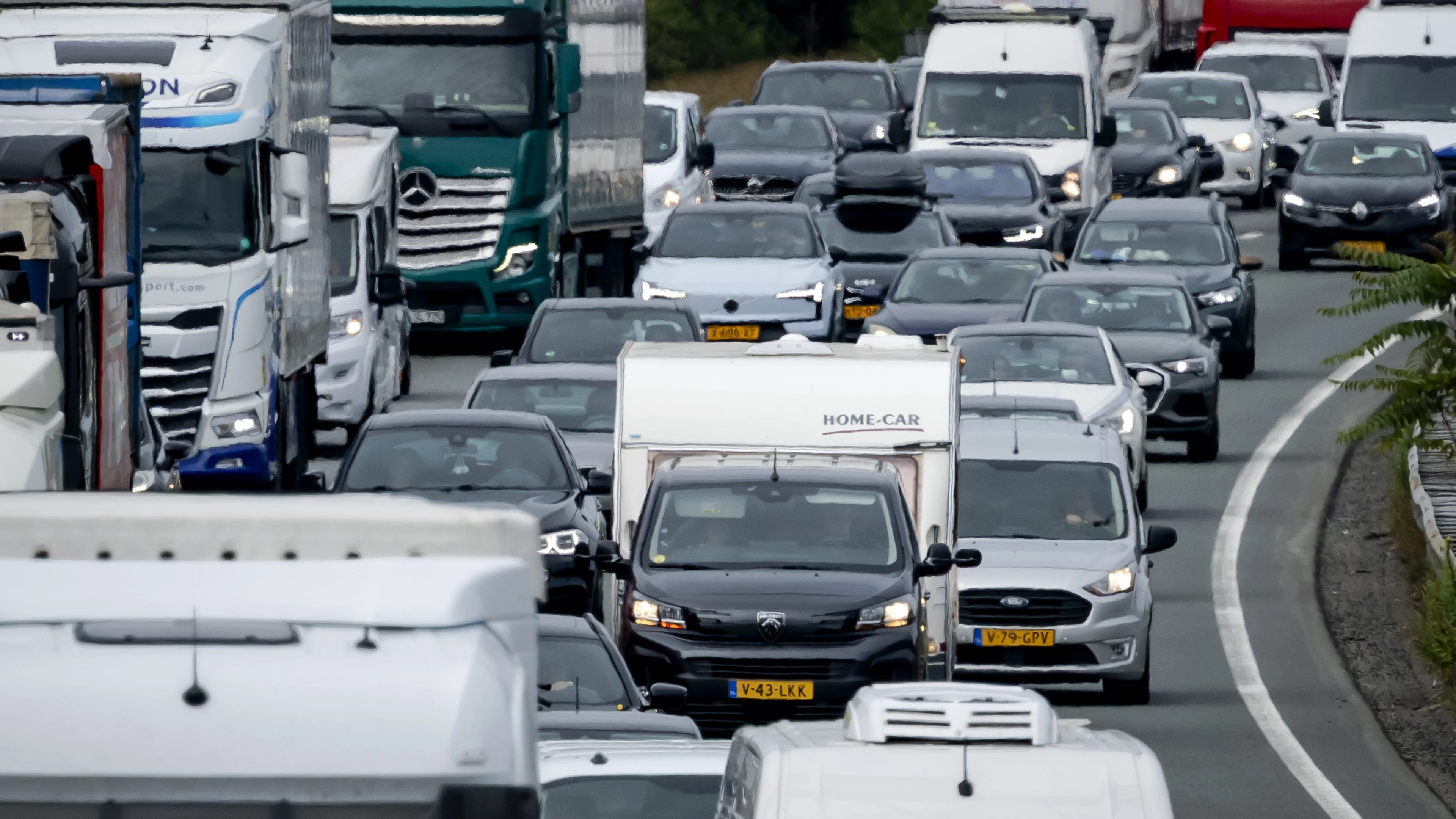 Vakantie-uittocht vrijdag vroeg op gang, veel files richting zuiden