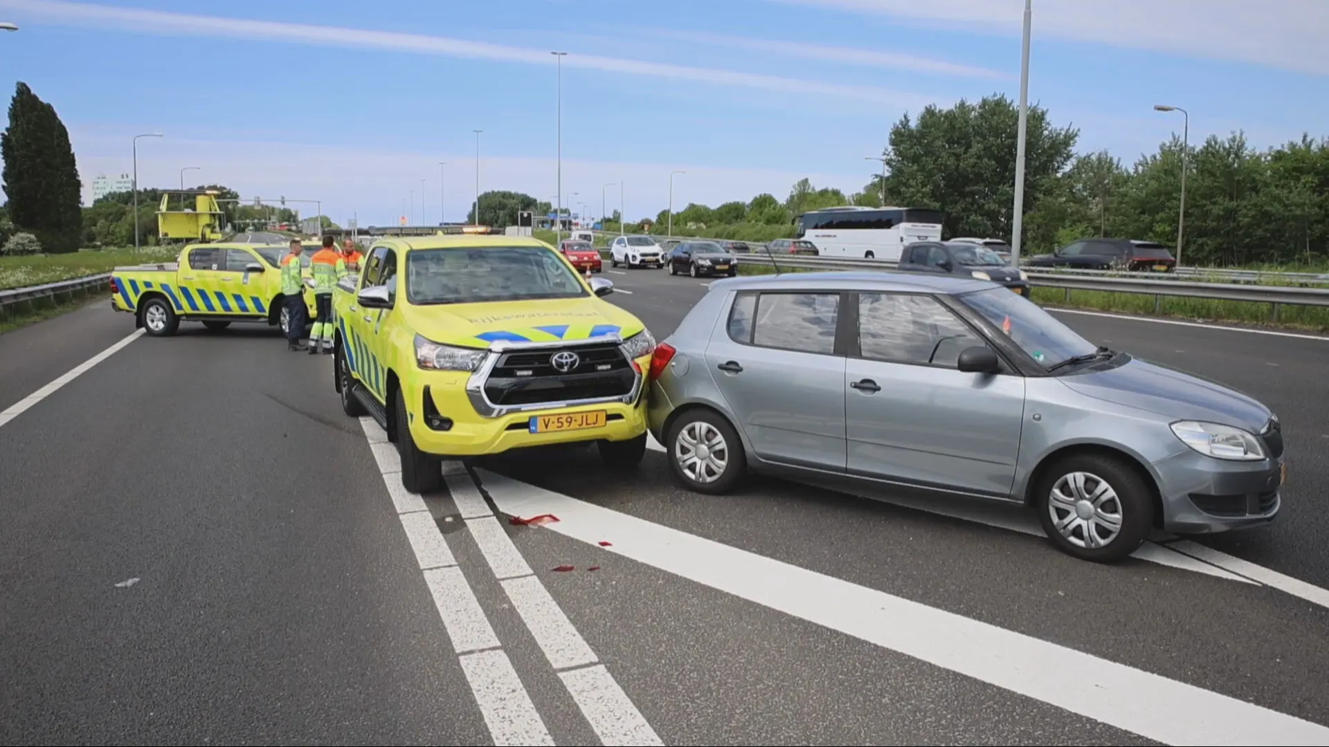 Twee aanhoudingen na ongeval met auto van weginspecteur op A13