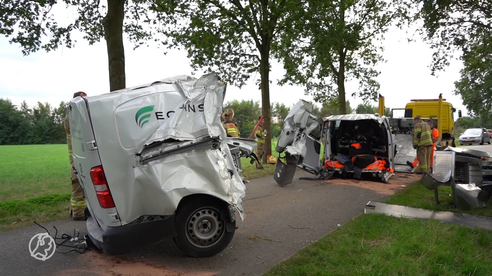 Bestelbus dwars doormidden bij ongeval in Angerlo