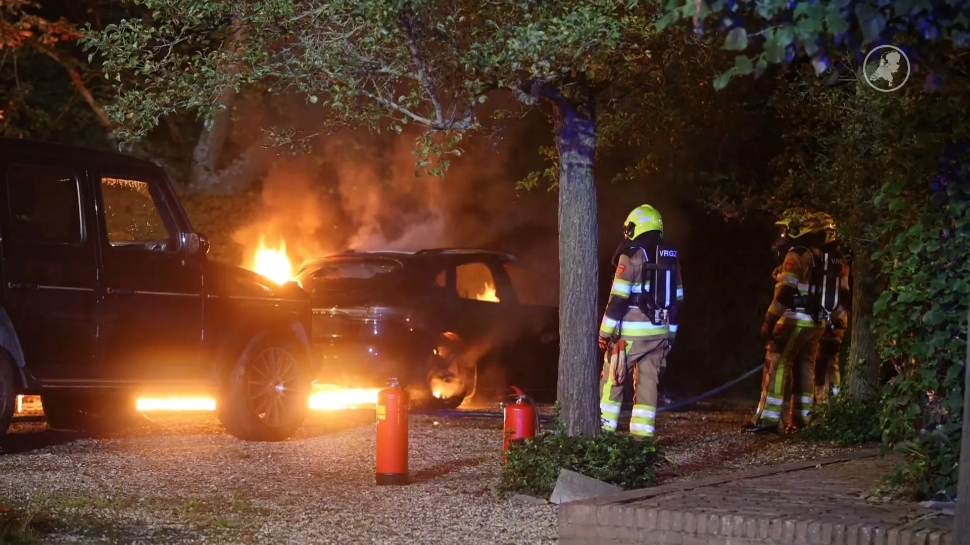 Porsche verwoest door vuurzee op oprit in Rossum: politie onderzoekt brandstichting