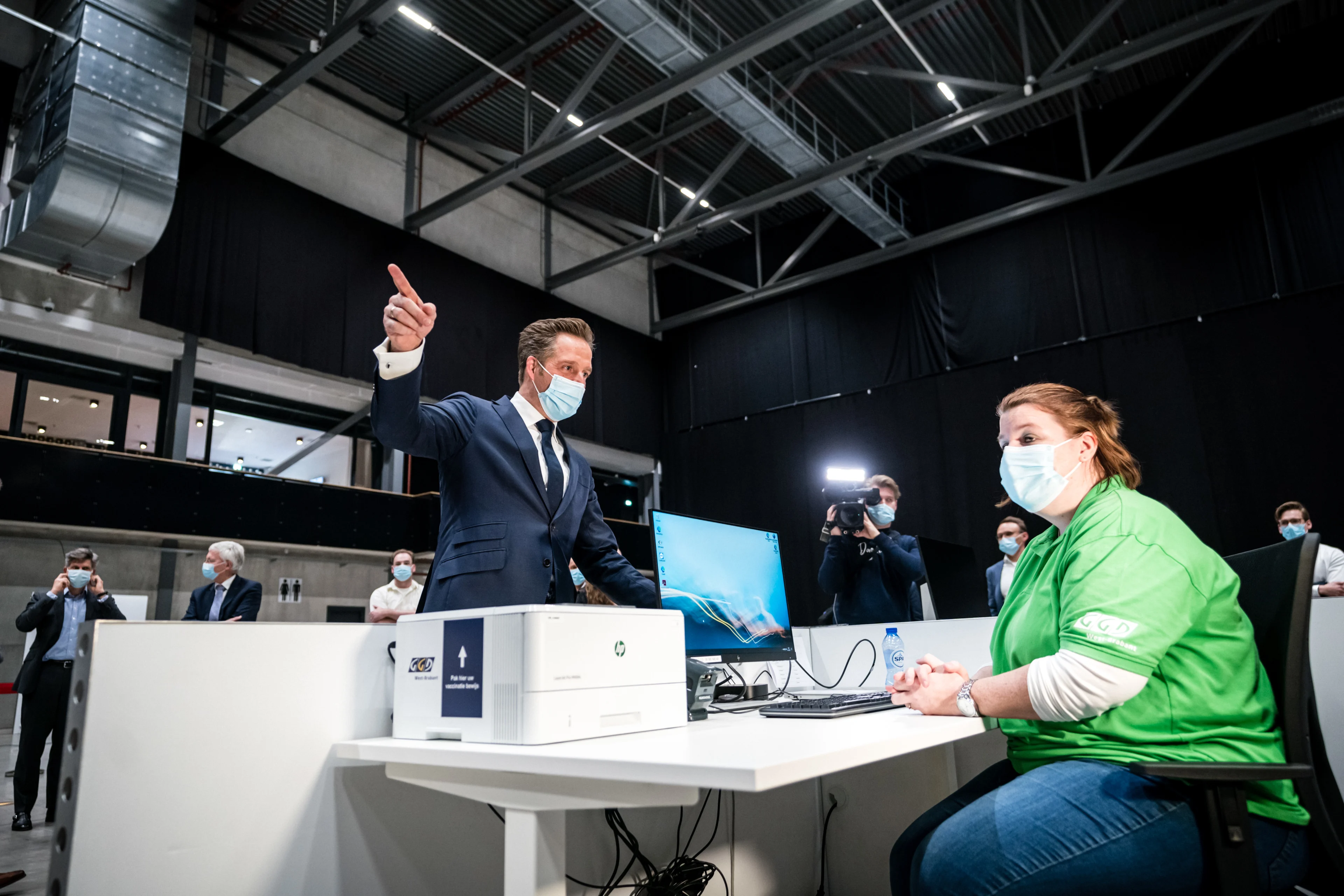 Ook minister De Jonge is aan de beurt voor zijn eerste coronaprik