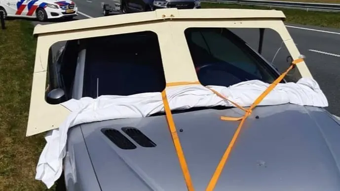 Agenten verbaasd: 'boot' rijdt op snelweg ter hoogte van Joure