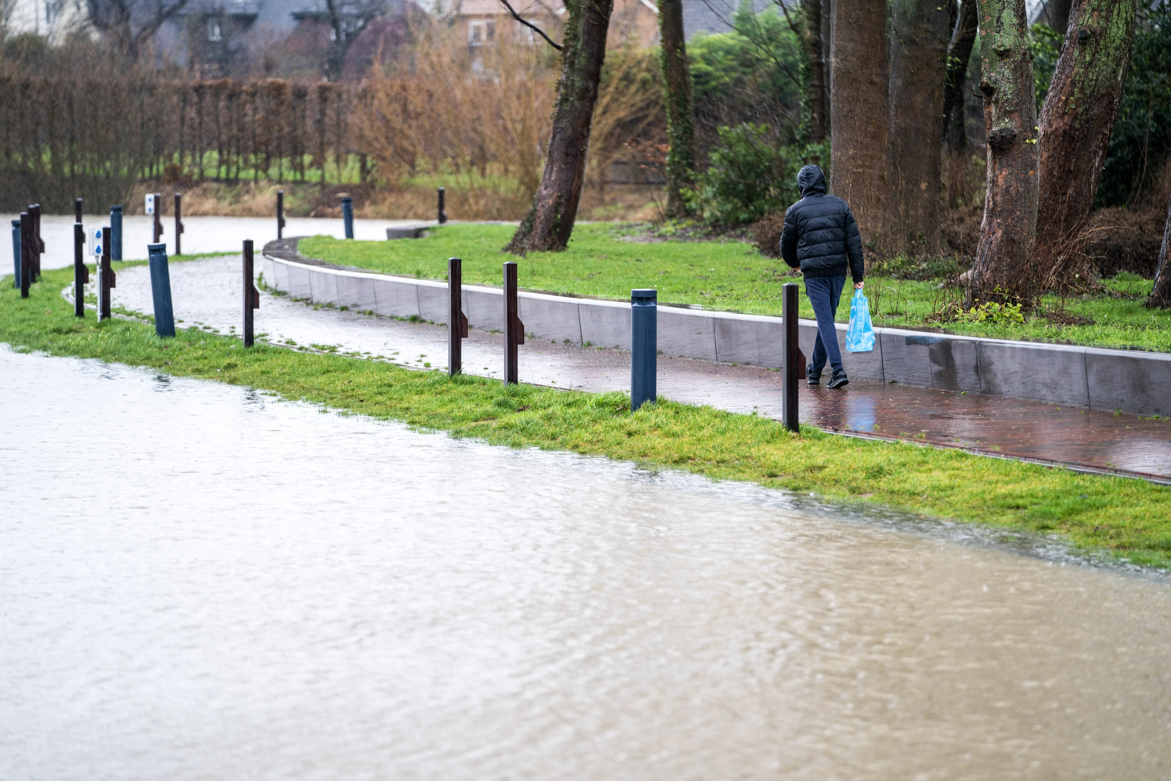 Waterschappen nemen maatregelen vanwege wateroverlast, rivier de Linge treedt buiten oevers