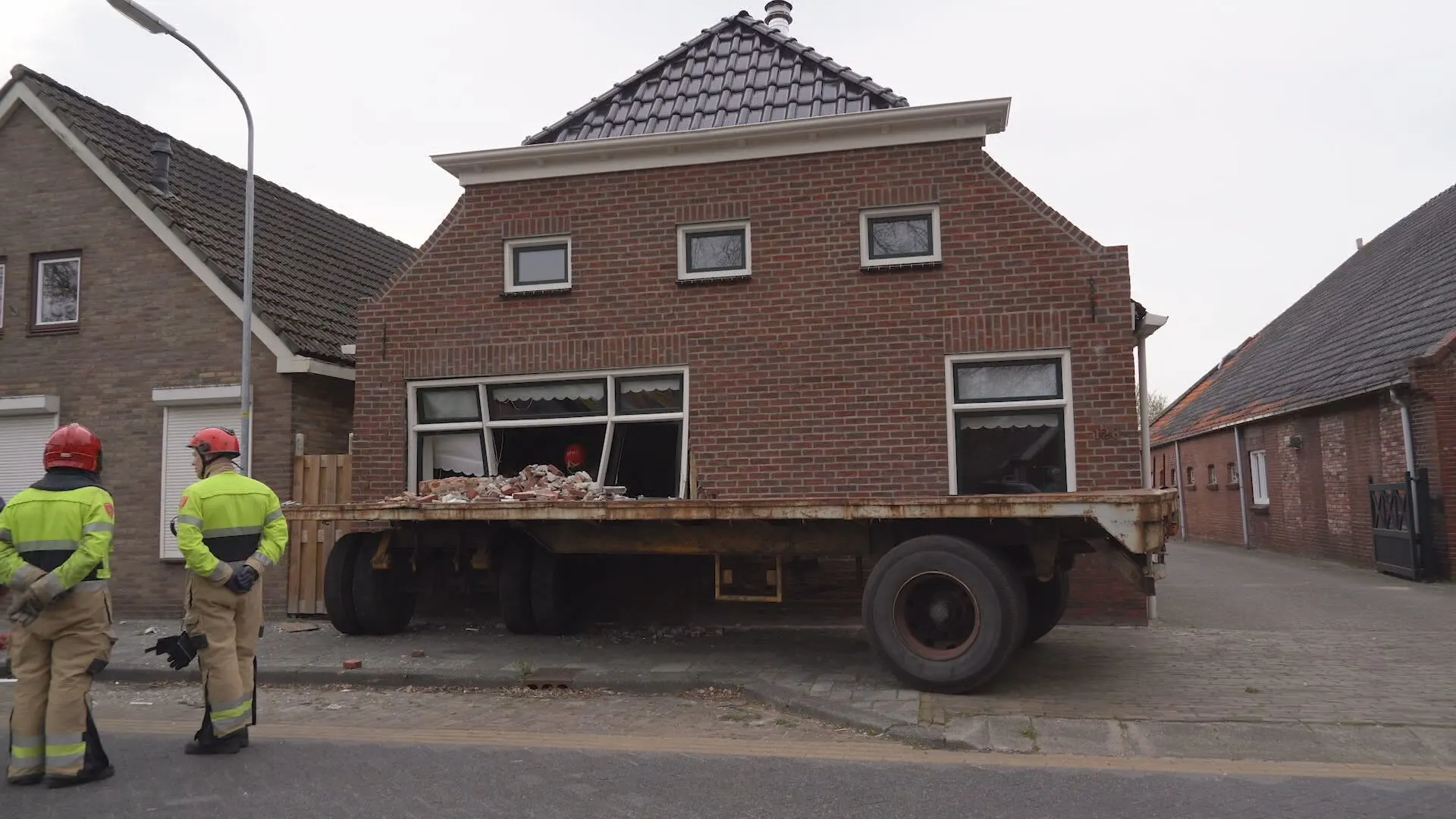 Aanhanger schiet los van trekker en boort zich in huis in Oude Pekela