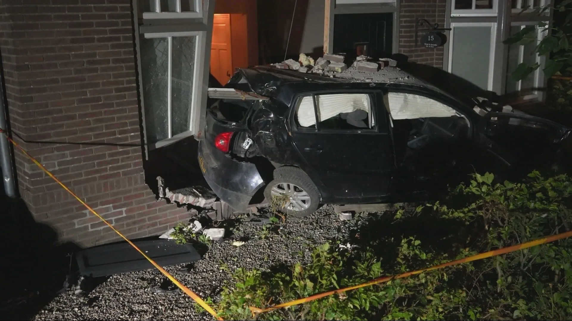 Bestuurder (21) die woning in Beek en Donk binnenreed, overleden