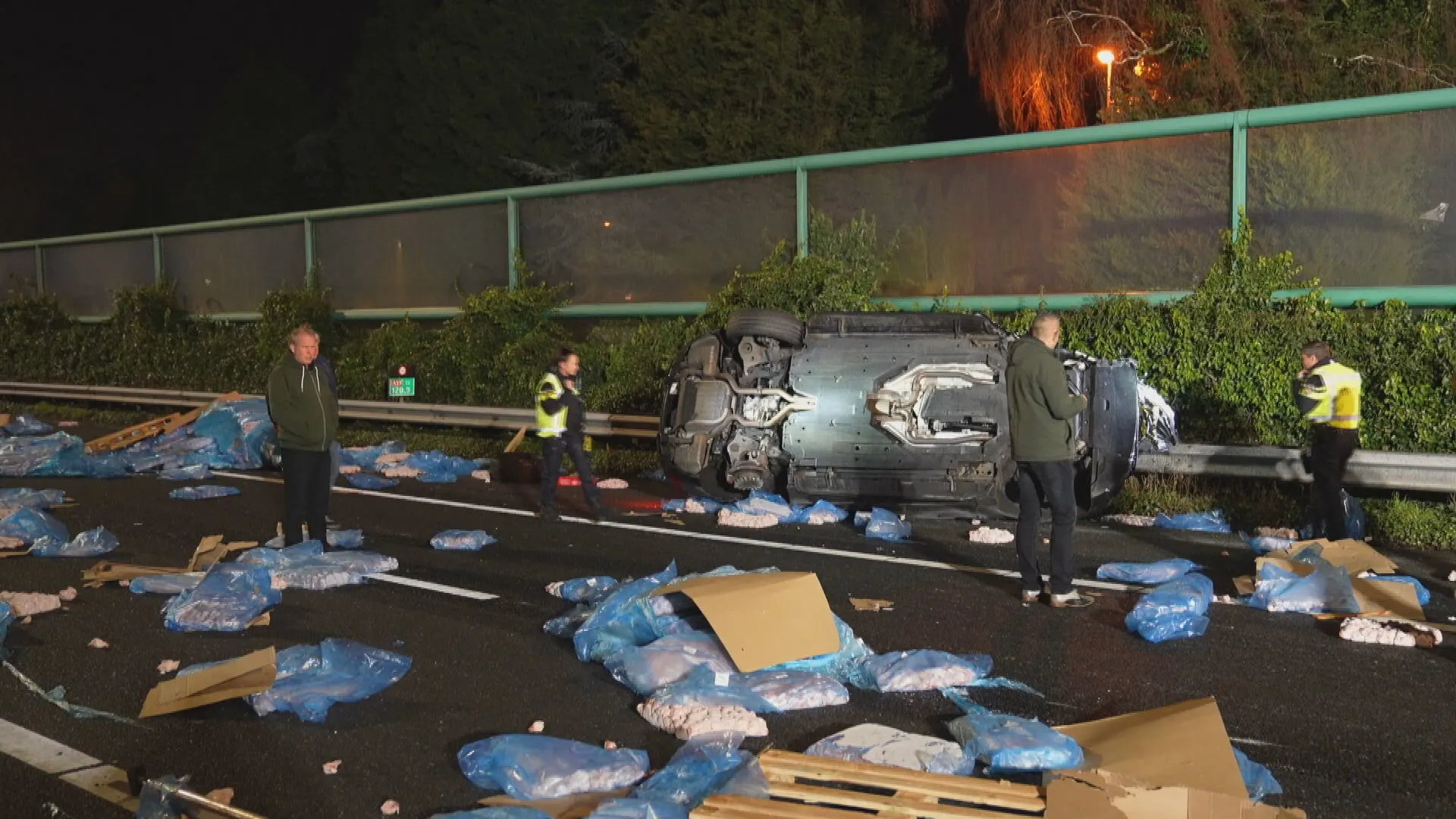 Range Rover raast met 200 km/u over vluchtstrook en crasht tegen vrachtwagen vol kip