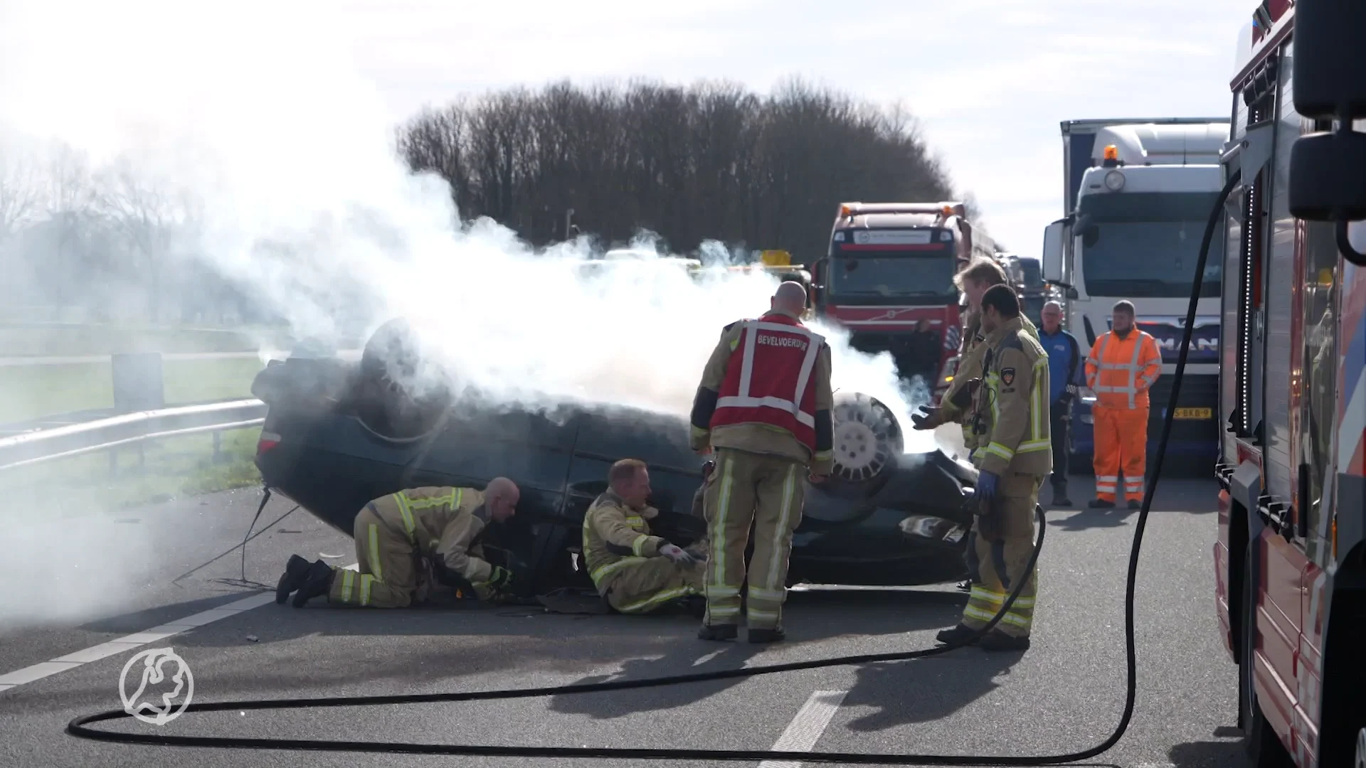 Moeder en drie kinderen gewond nadat auto over de kop is gevlogen