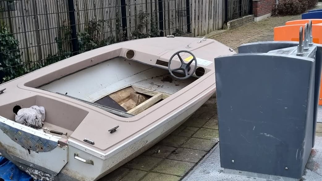 Mysterie in Den Bosch: speedboot gedumpt naast afvalcontainer