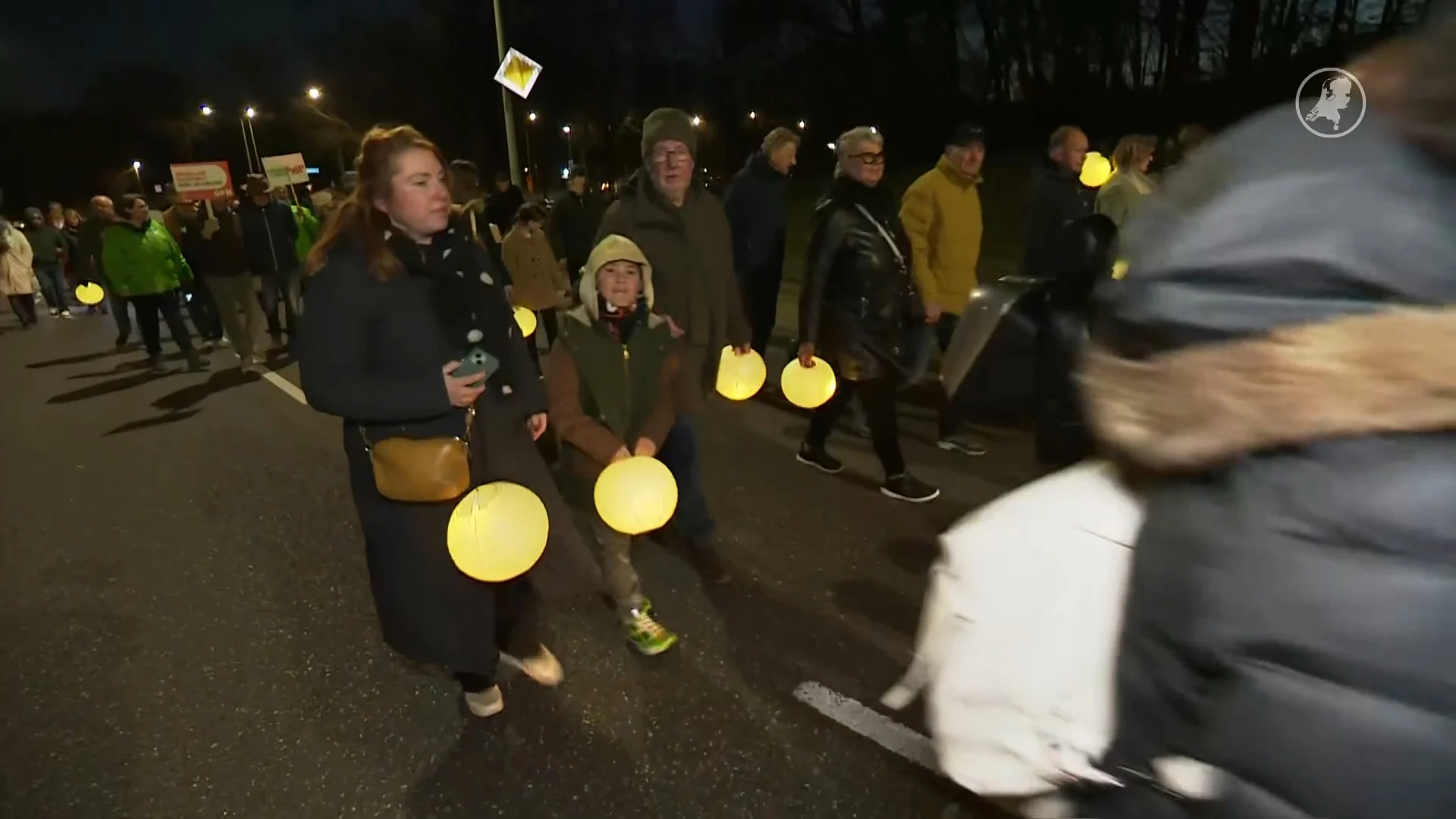 Indrukwekkende lichtjestocht in Heerlen voor behoud Zuyderland ziekenhuis