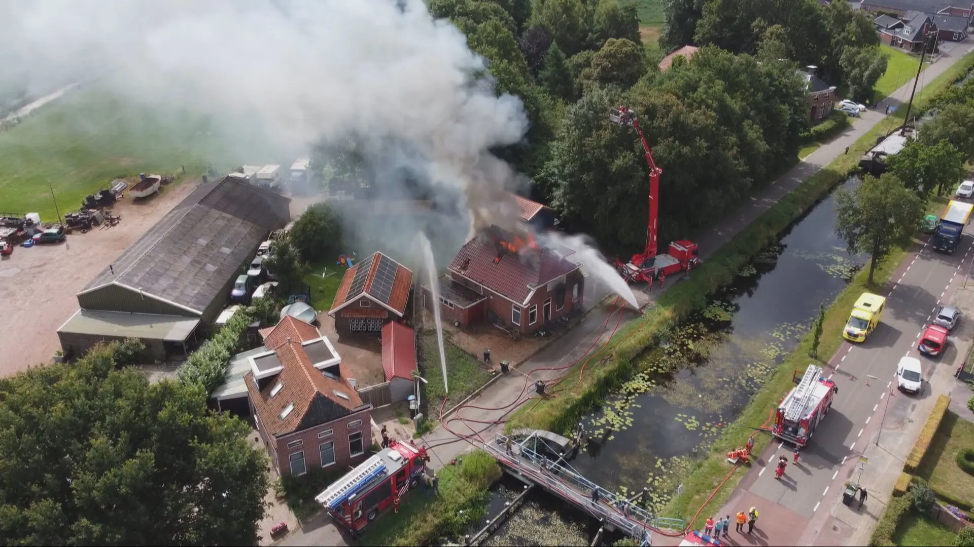 Vlammen slaan uit dak bij woningbrand Nieuwe Pekela, pand volledig uitgebrand