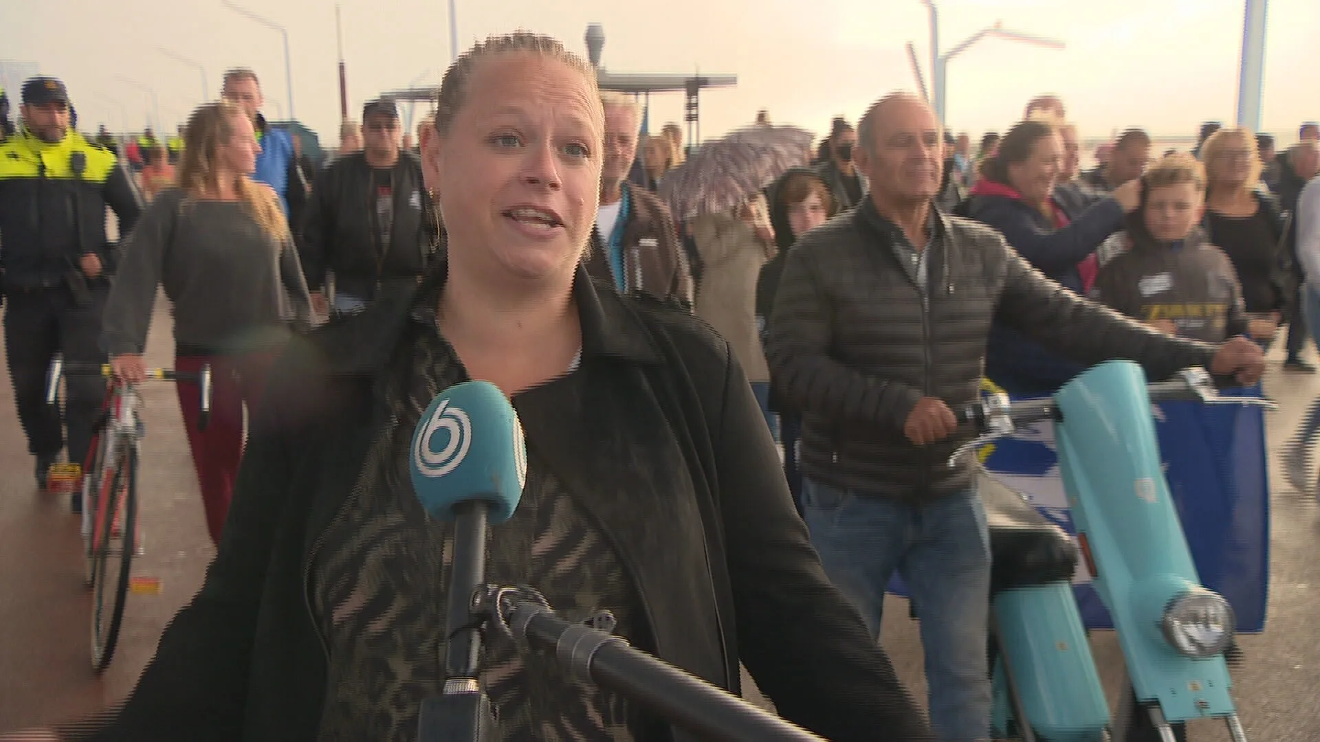 Inwoners Scheveningen zijn overlast zat en demonstreren op boulevard: 'Mensen poepen en plassen in de straten'