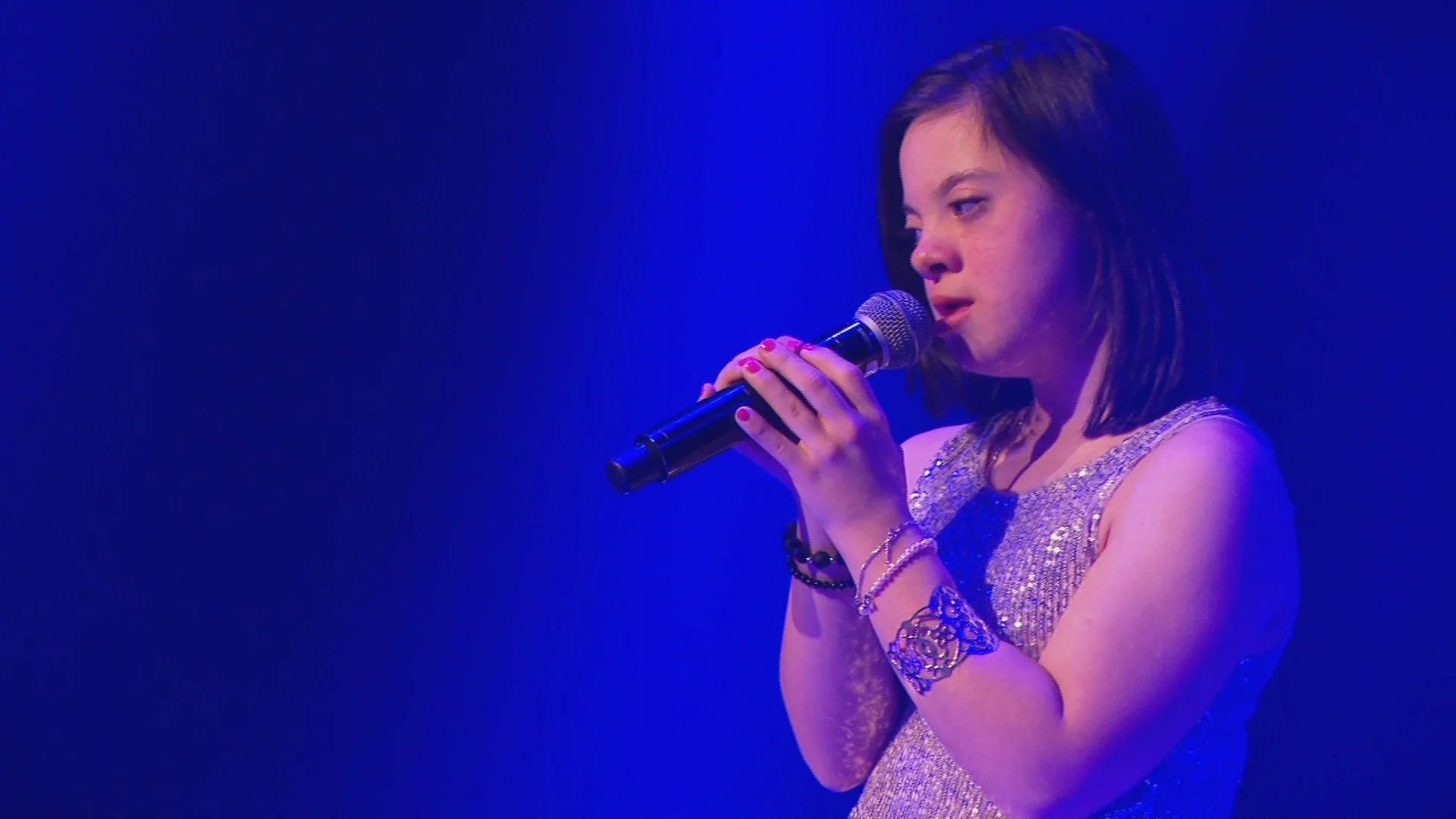 Eline (22) met het syndroom van Down treedt op als een echte popster: 'Een droom die uitkomt' 