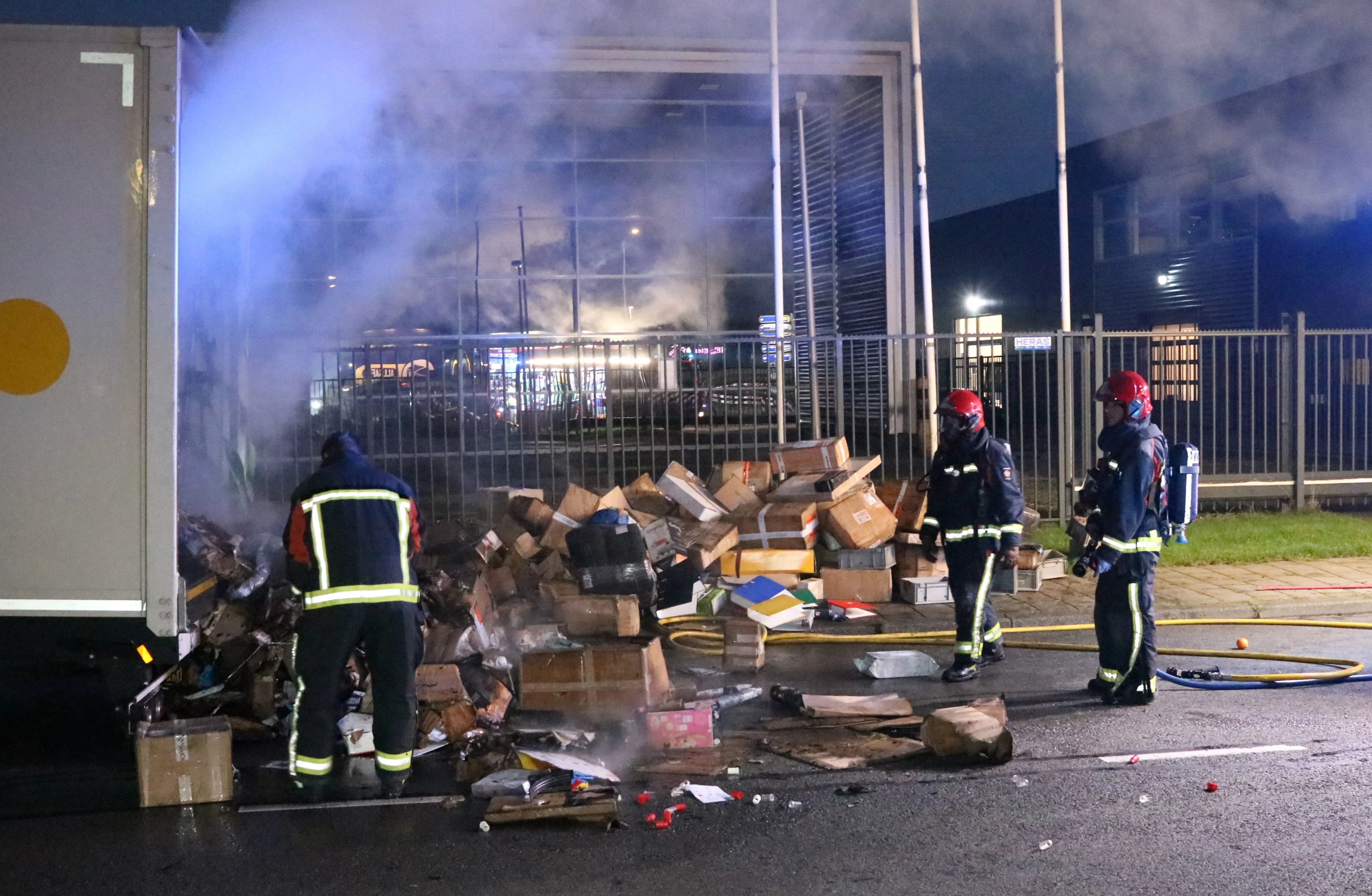 Honderden pakketjes verloren door brand in vrachtwagen in Groningen