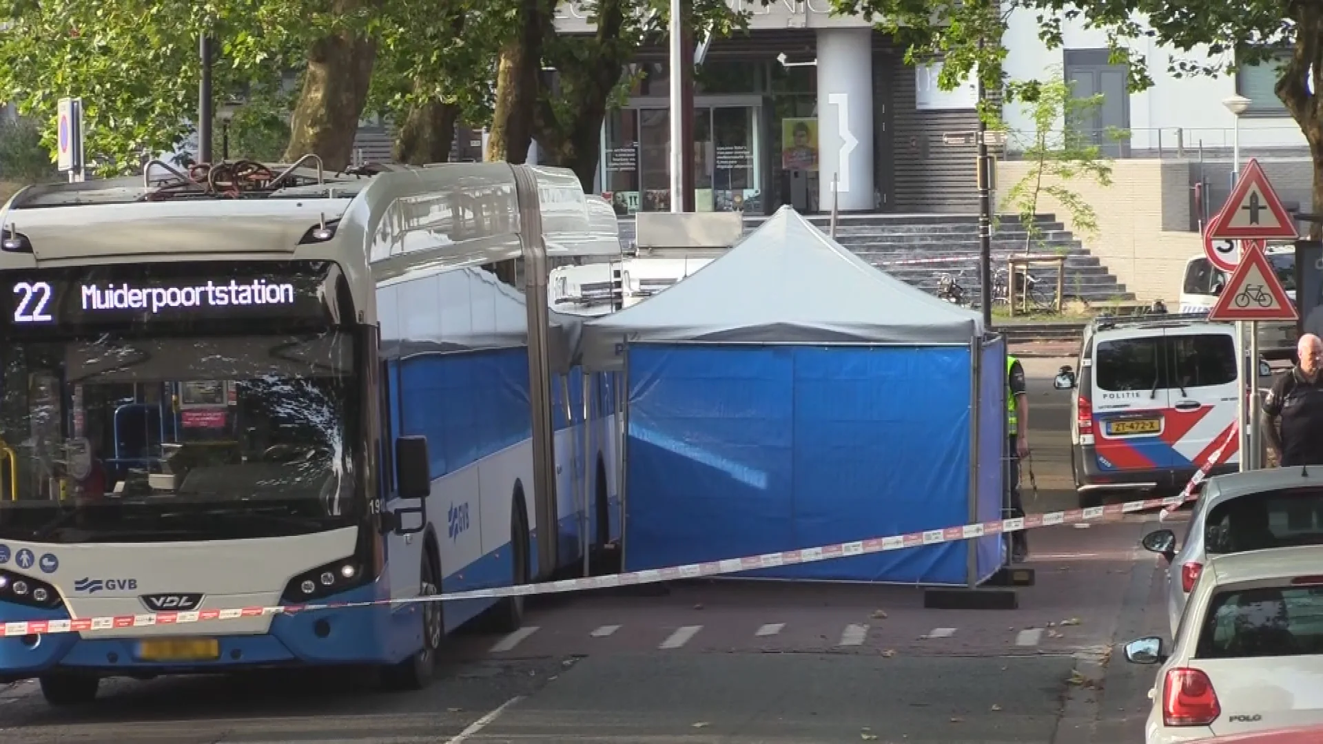 Motorrijder overleden door botsing met stadsbus in Amsterdam