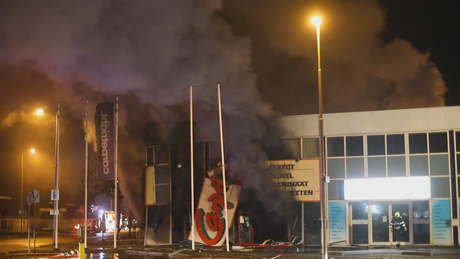 Zeer grote brand in Carpetright in Beverwijk, NL-Alert verstuurd