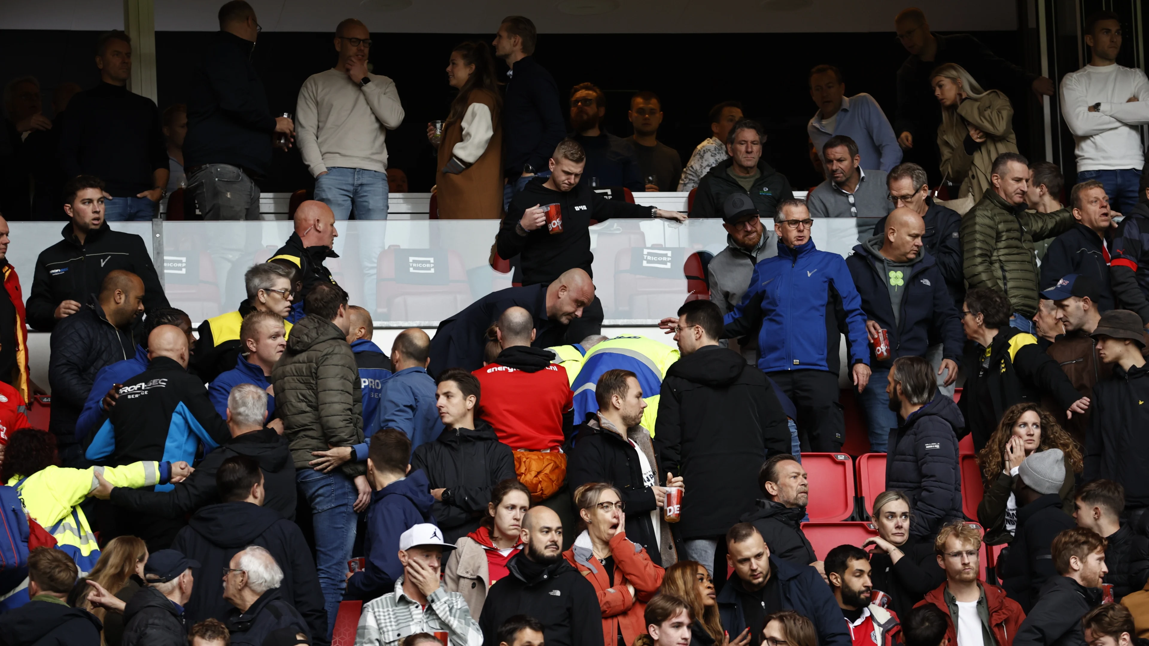 Fan die gereanimeerd werd tijdens PSV-Ajax weer op de been: ‘Ik wil de clubartsen bedanken’