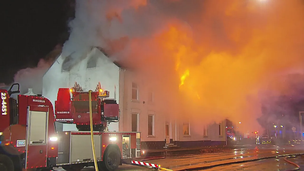 Felle uitslaande brand in Horn, woningen ontruimd vanwege rook