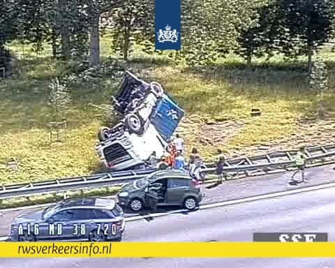 Vrachtwagen met gevaarlijke stoffen knalt over vangrail A16