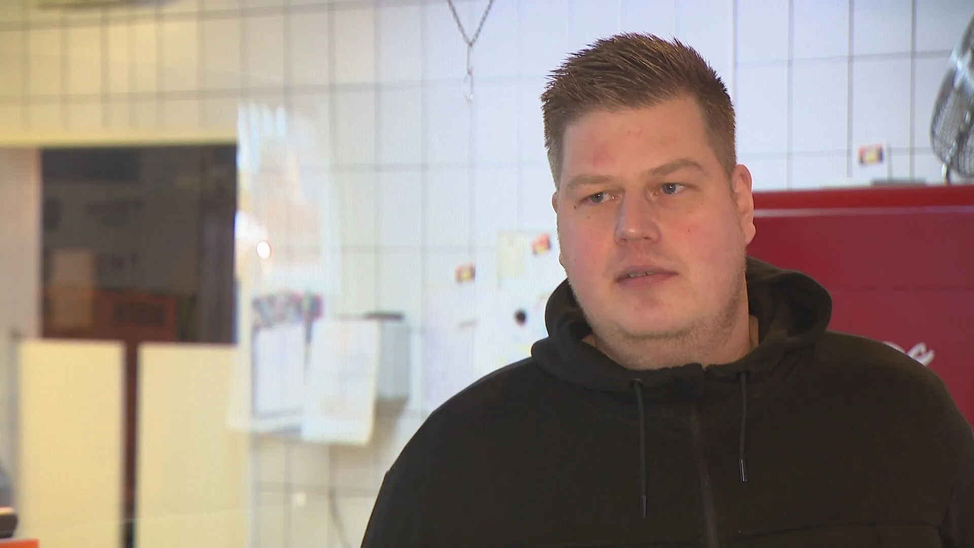 Snackbareigenaar Emmen grijpt piepjonge overvaller in de kraag: 'Hij had een mes van 60 centimeter'