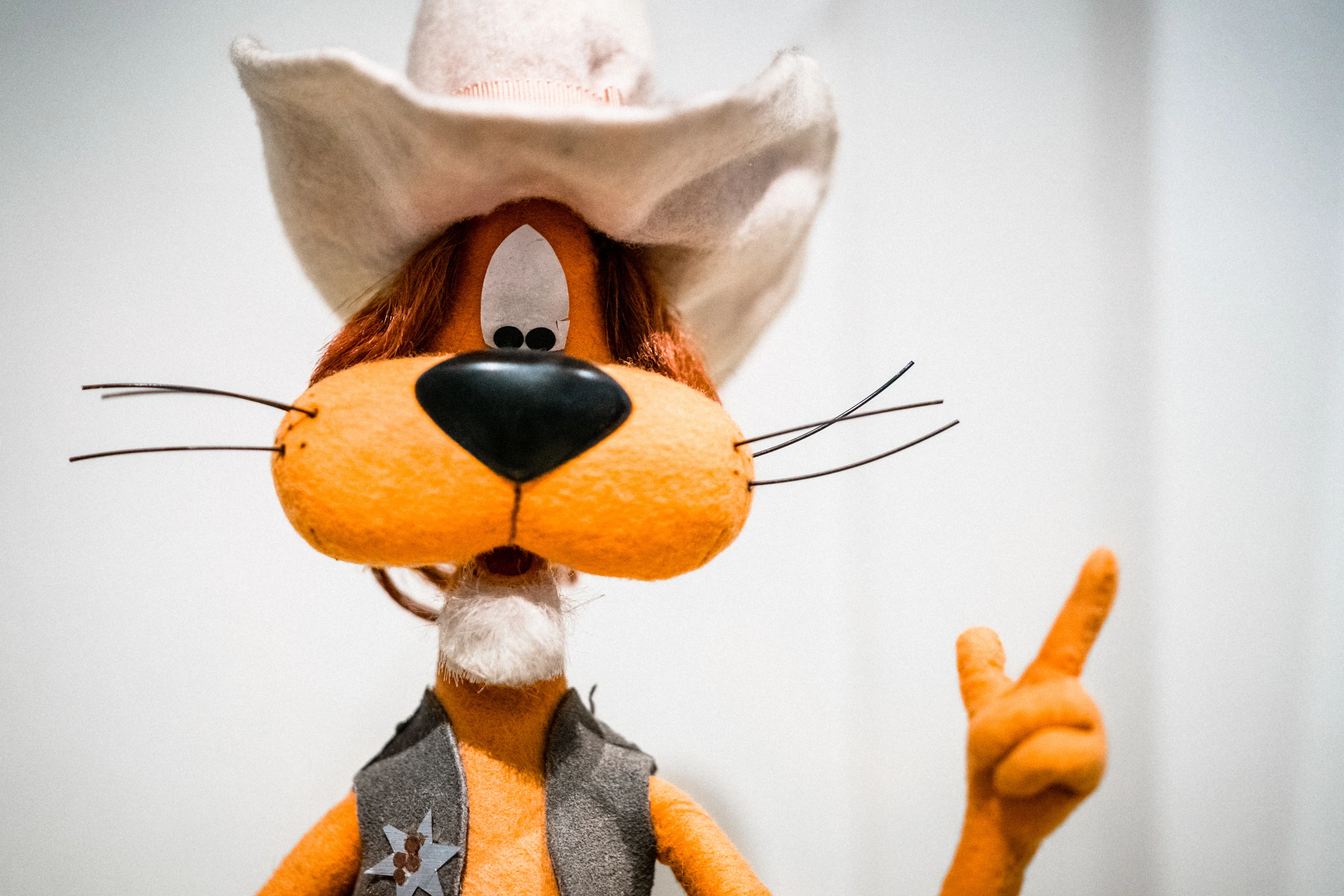 Asjemenou! Loeki de Leeuw blijft op televisie