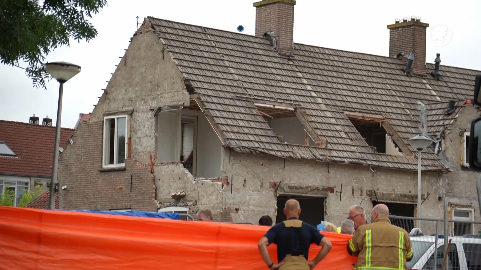 Werknemer komt in Spijkenisse onder instortende muur en overlijdt