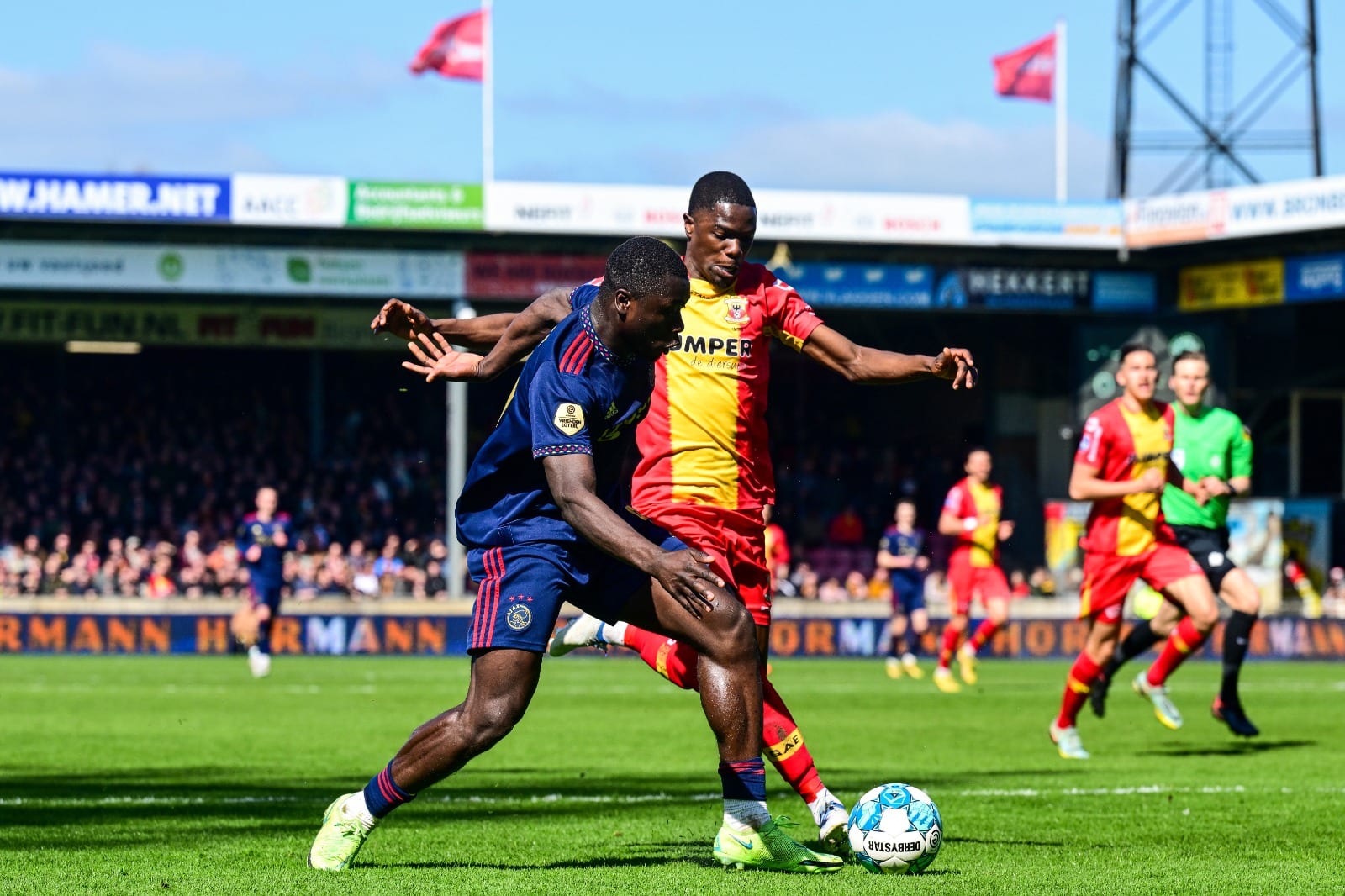 Ajax voelt zich bestolen door arbitrage na gelijkspel in Deventer