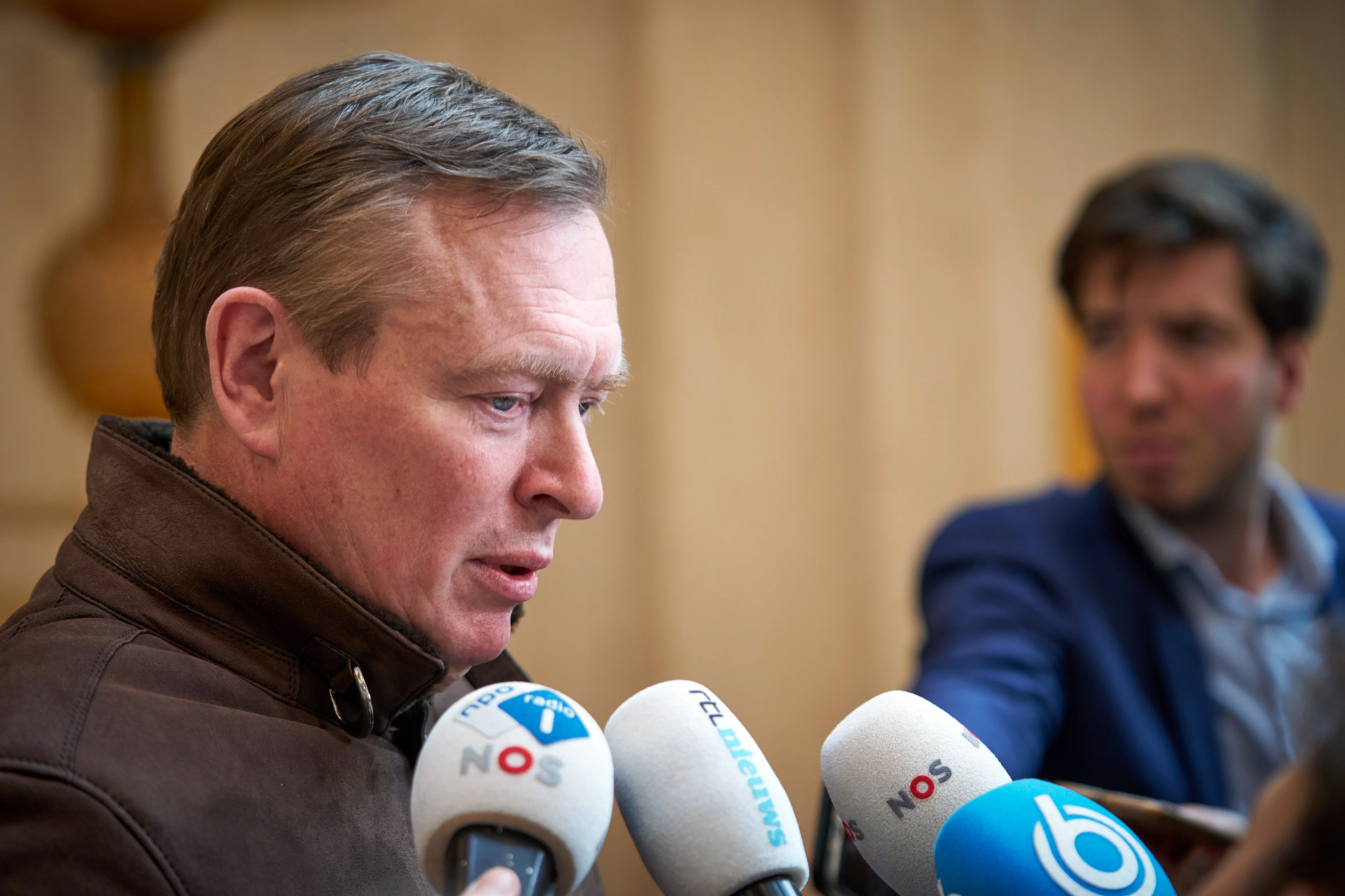 Oververmoeide minister Bruins treedt af, De Jonge neemt over