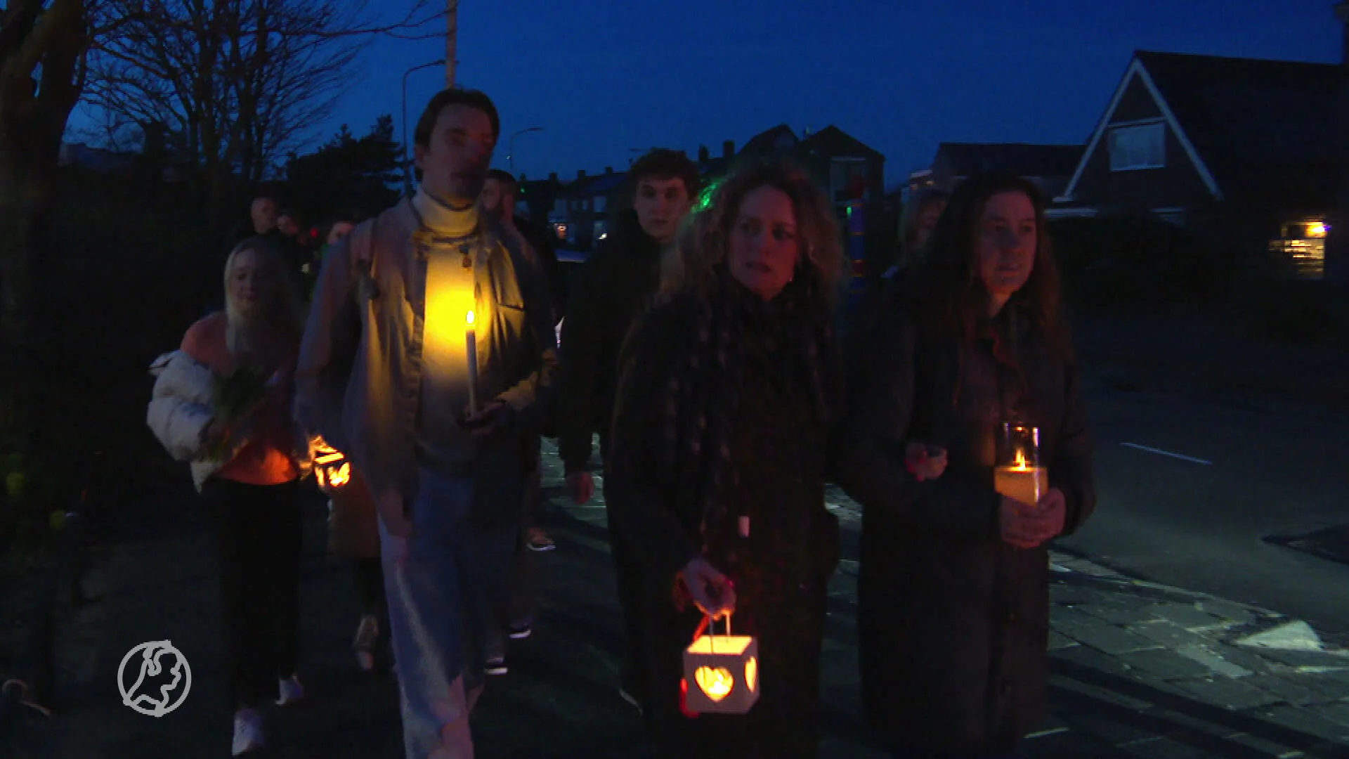 Overleden Sien (14) herdacht met lichtjestocht door Wijk aan Zee