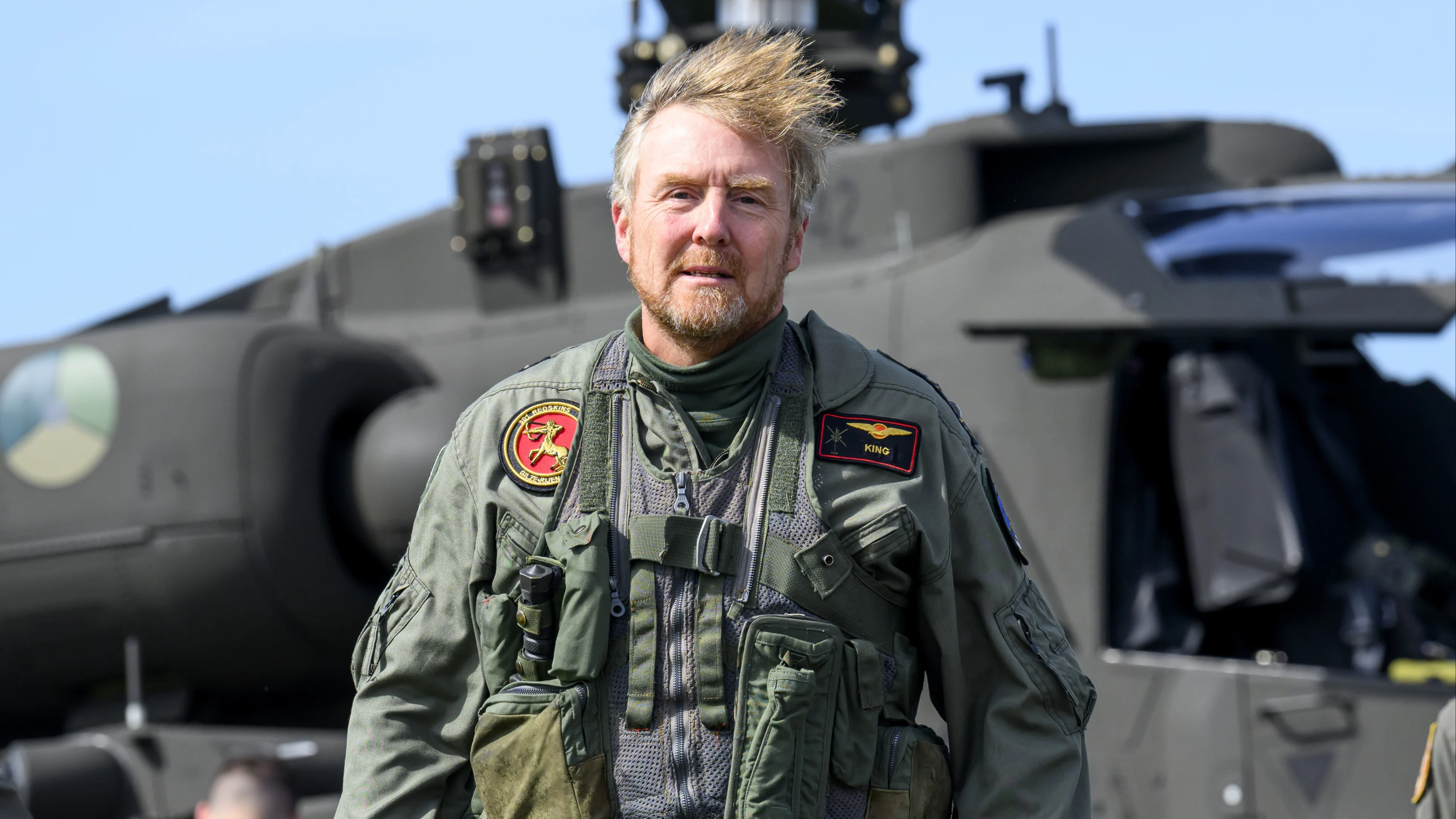 Koning vliegt in gevechtshelikopter Apache 