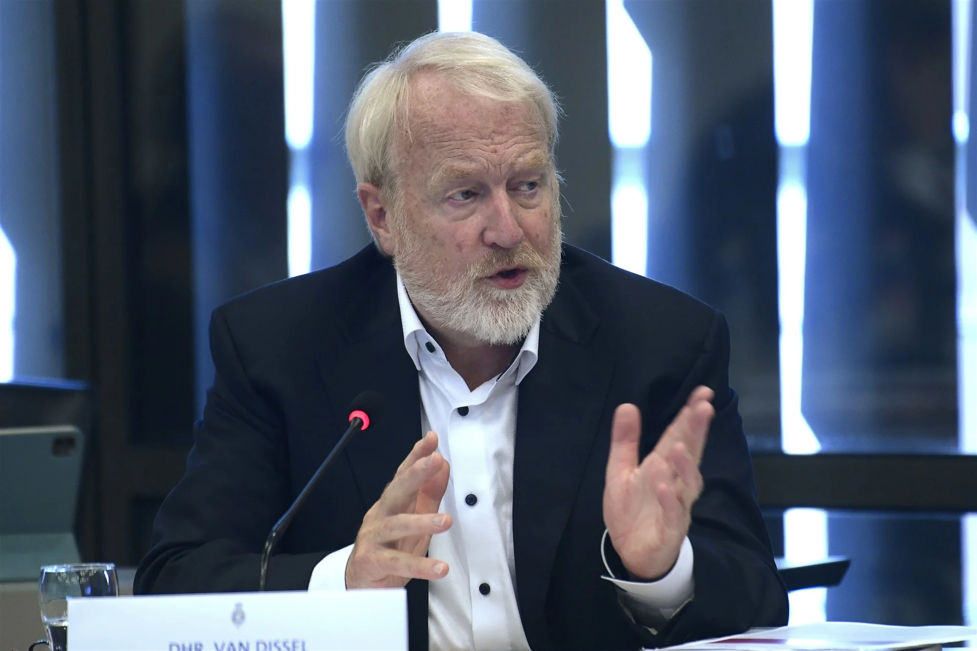 RIVM-directeur Jaap van Dissel praat Tweede Kamer bij over aanpak coronavirus