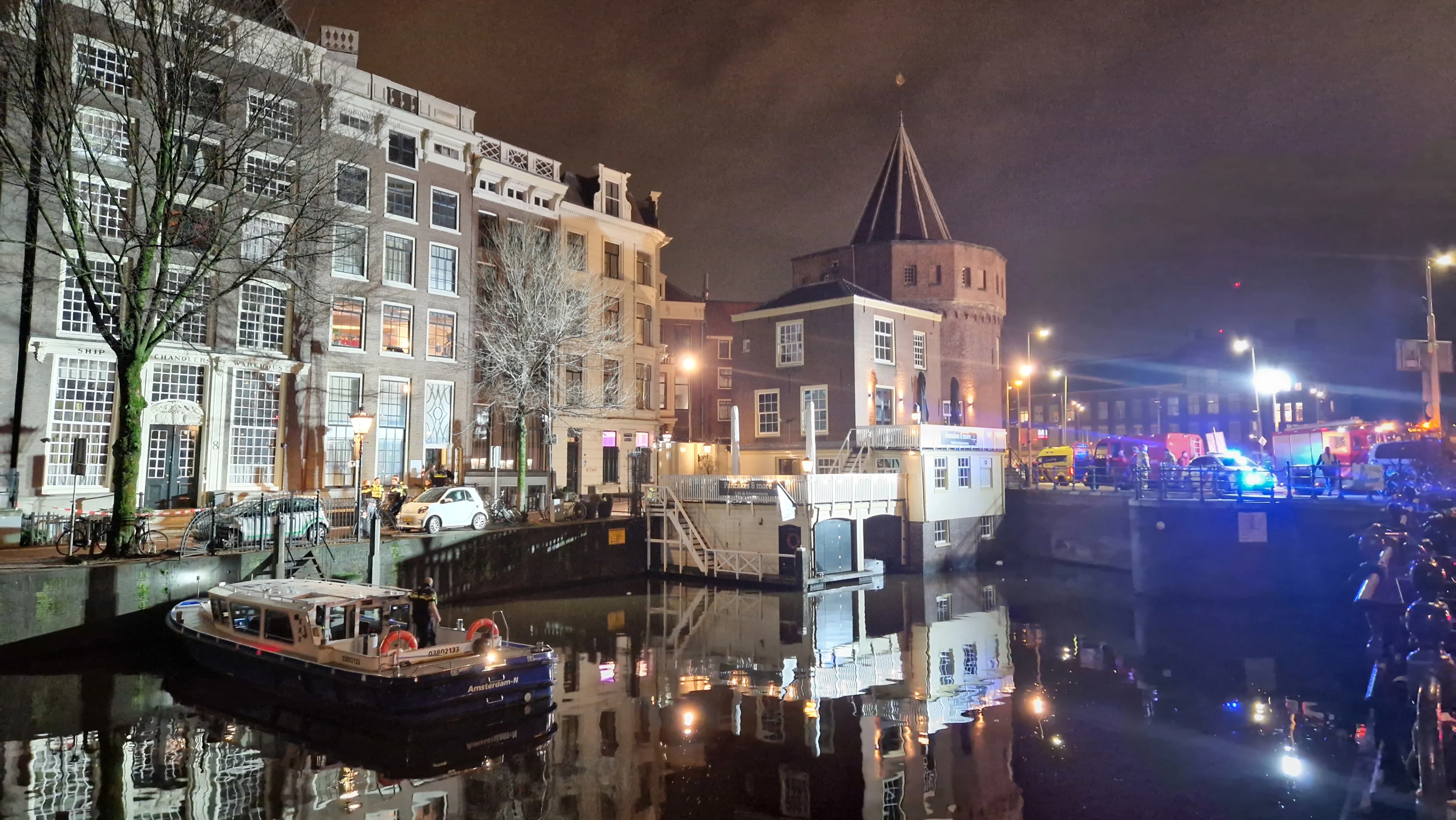 Brandweerduikers halen man uit gracht in Amsterdam