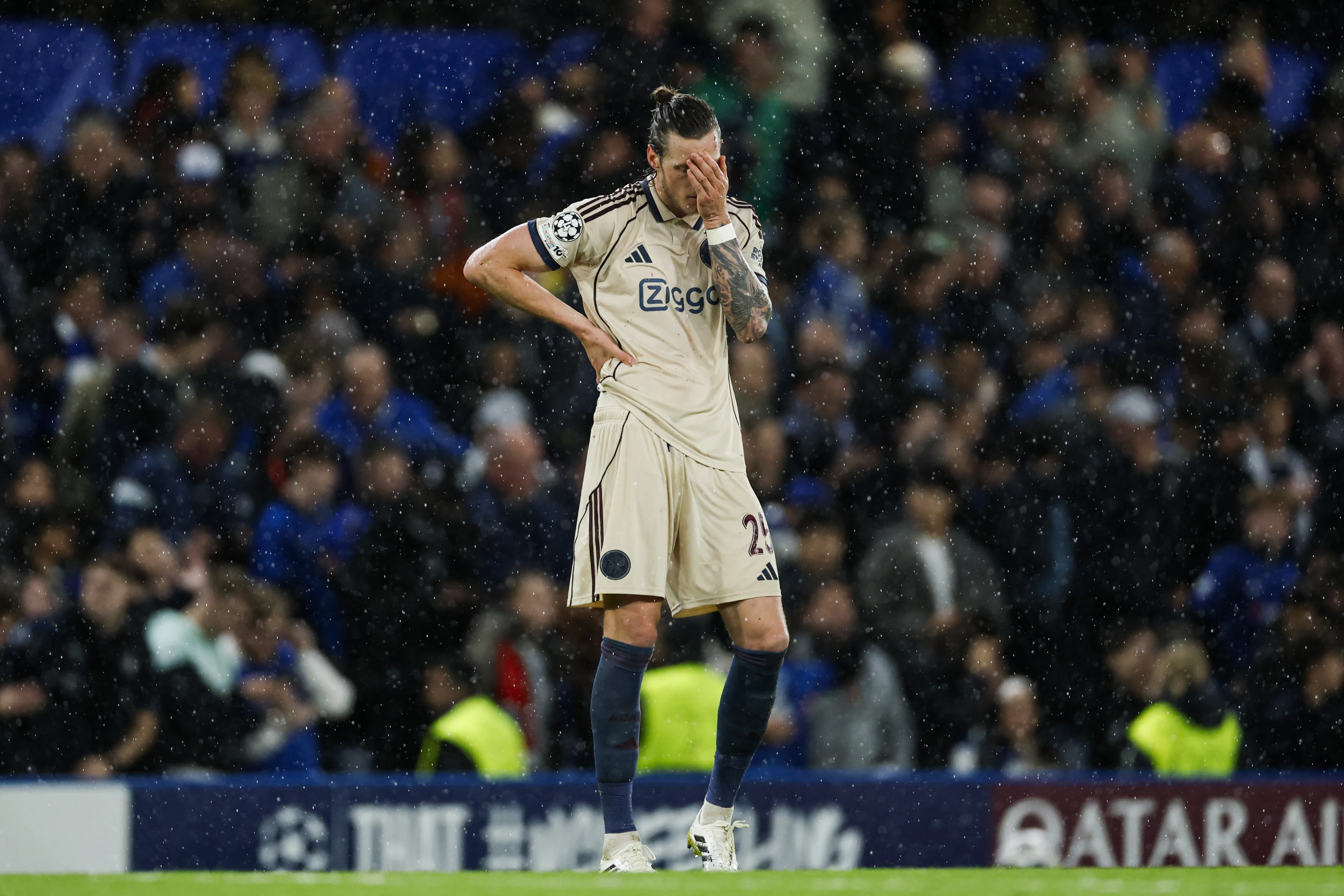 Ajax overklast door Chelsea na vroege rode kaart