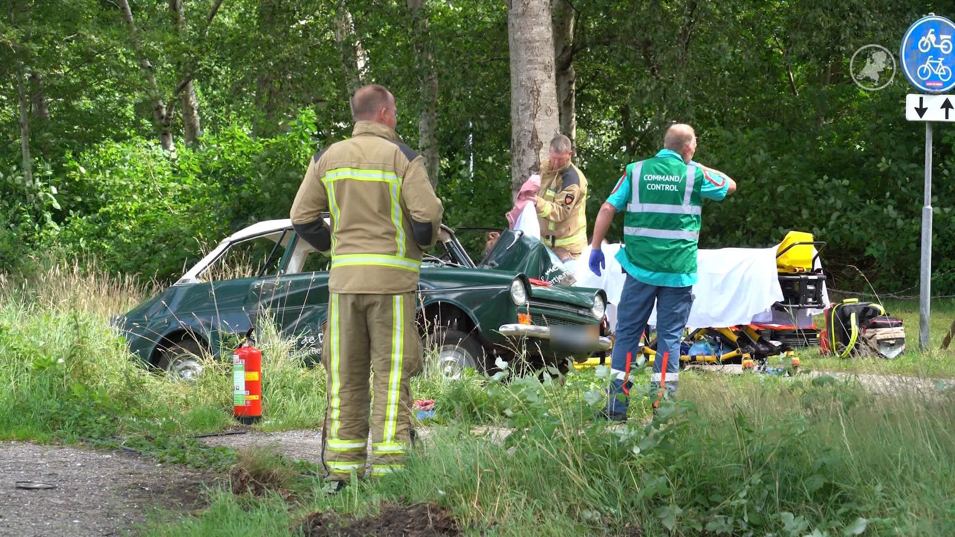 Ritje met oldtimer loopt fout af: vier gewonden