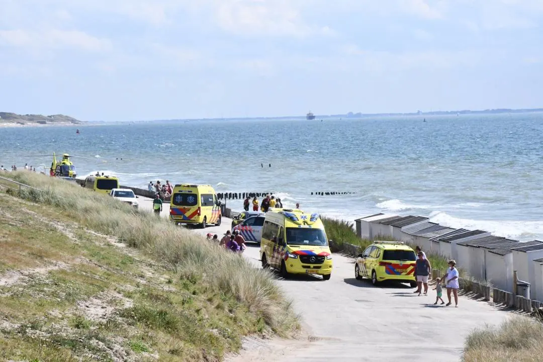 Drenkeling uit zee gehaald en gereanimeerd bij strand Zoutelande