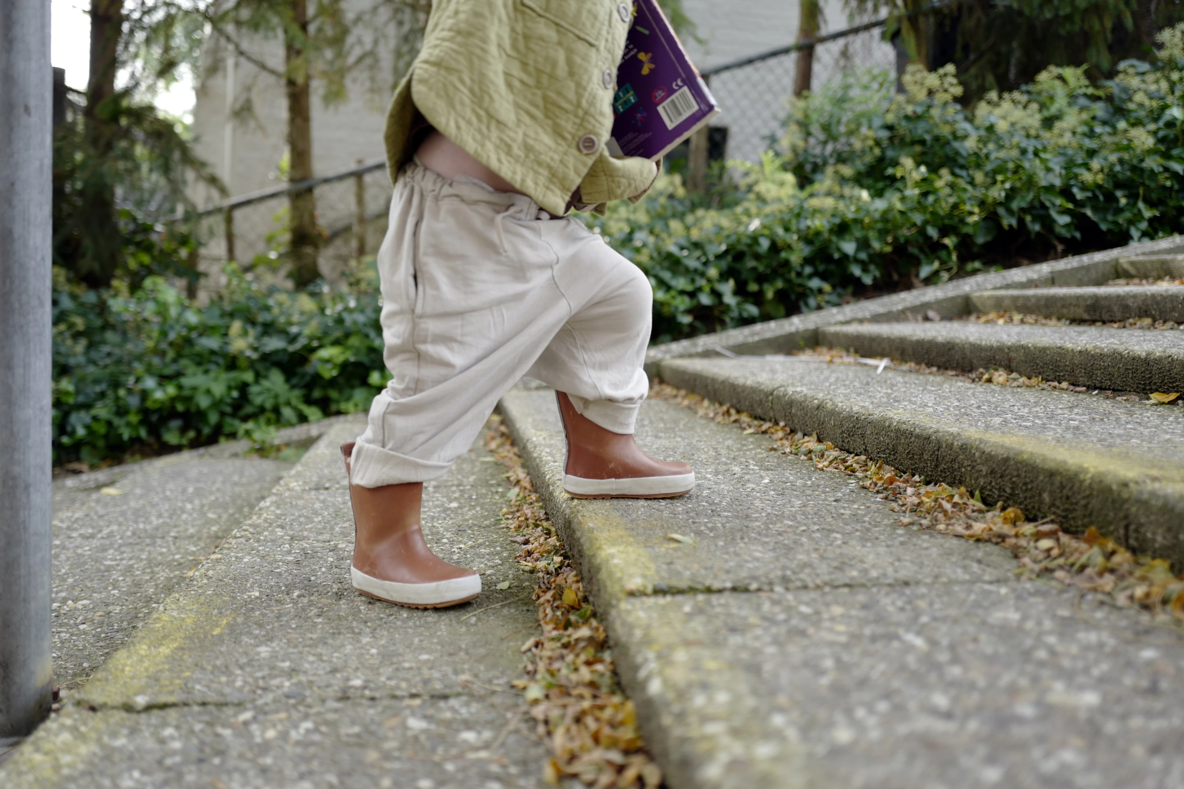 'Ontsnapte' peuters staan bibberend op straat in de regen