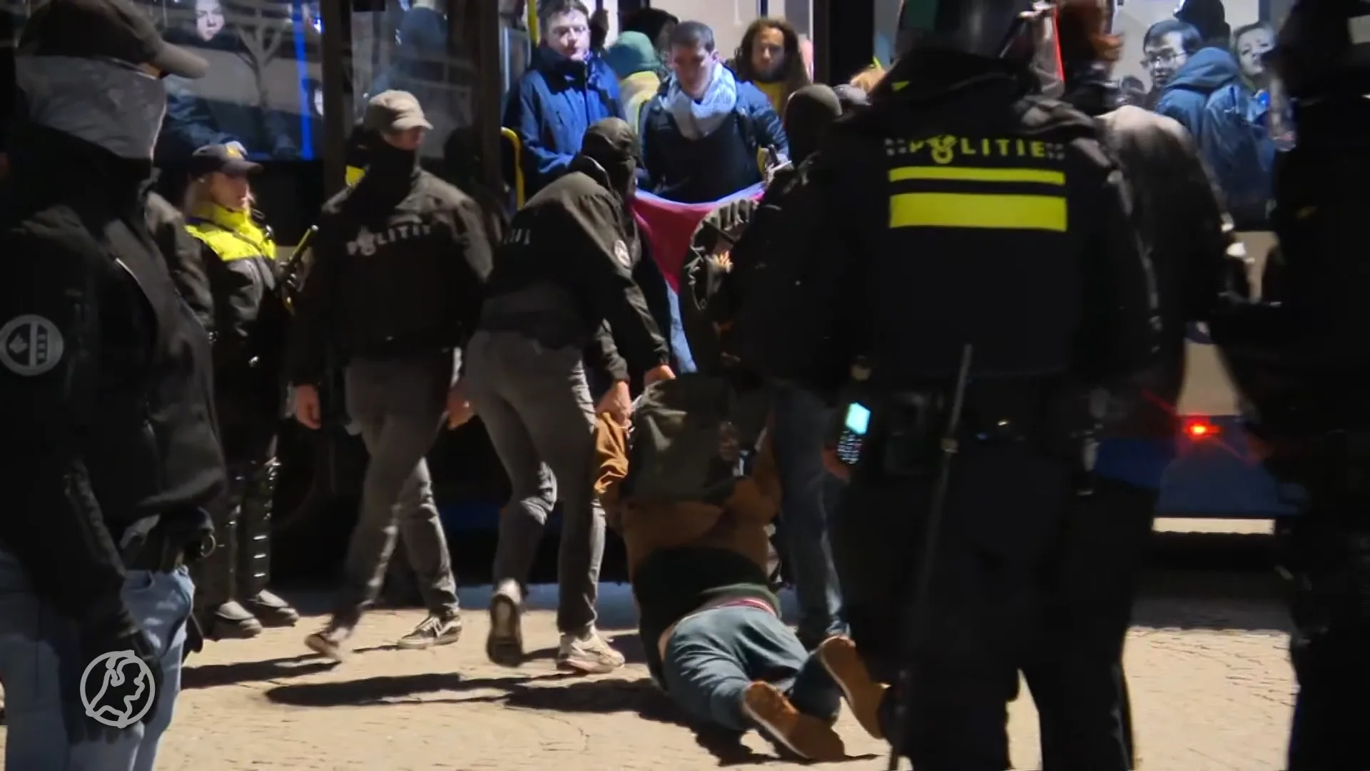 Verdachte rellen Amsterdam meldt zich na tonen beelden